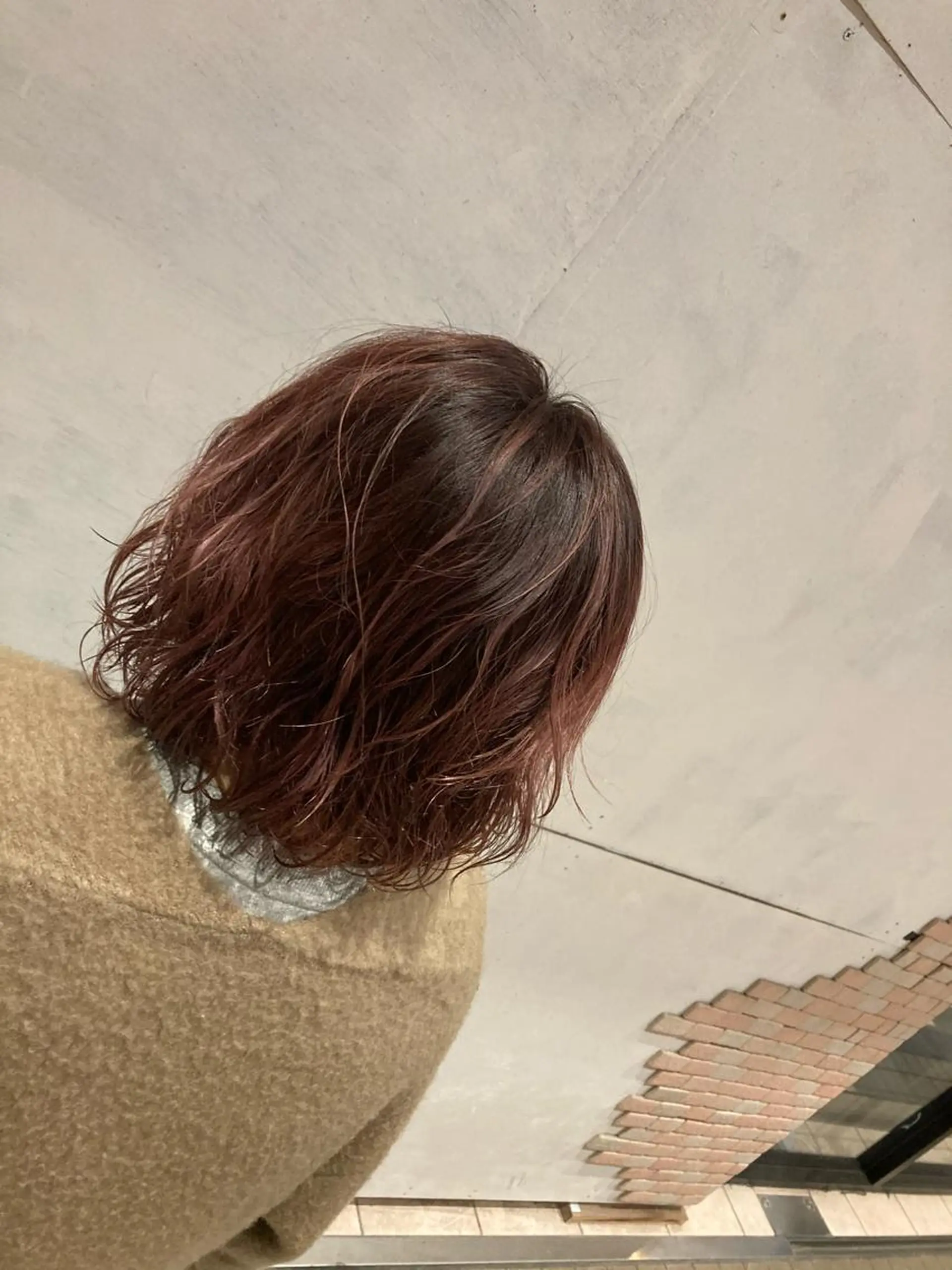 ミディアム カラー バレイヤージュ ピンクカラー レッドカラー レイヤーカット カット ヘアカラー トリートメント SHAFT Ieiriのヘアスタイル