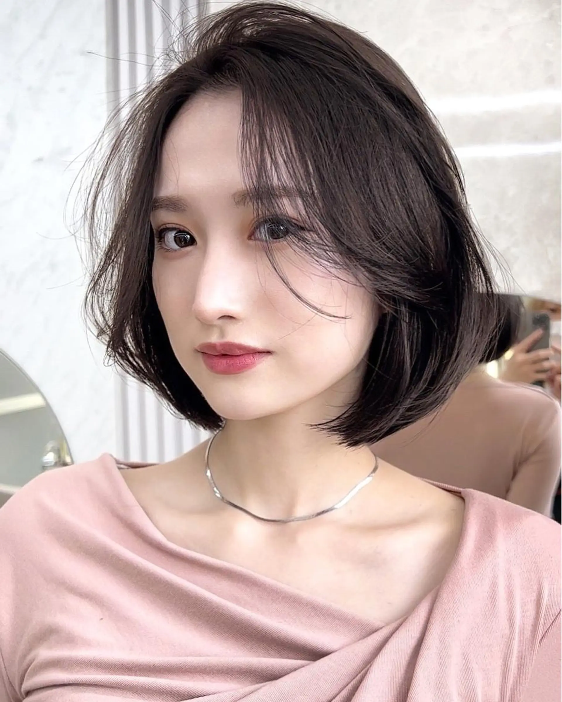 ショート カラー ミストバング グレージュ ボブ くびれヘア 斜めバング カット ヘアカラー トリートメント ニュアンスレイヤー ハイトーンカラーのヘアスタイル