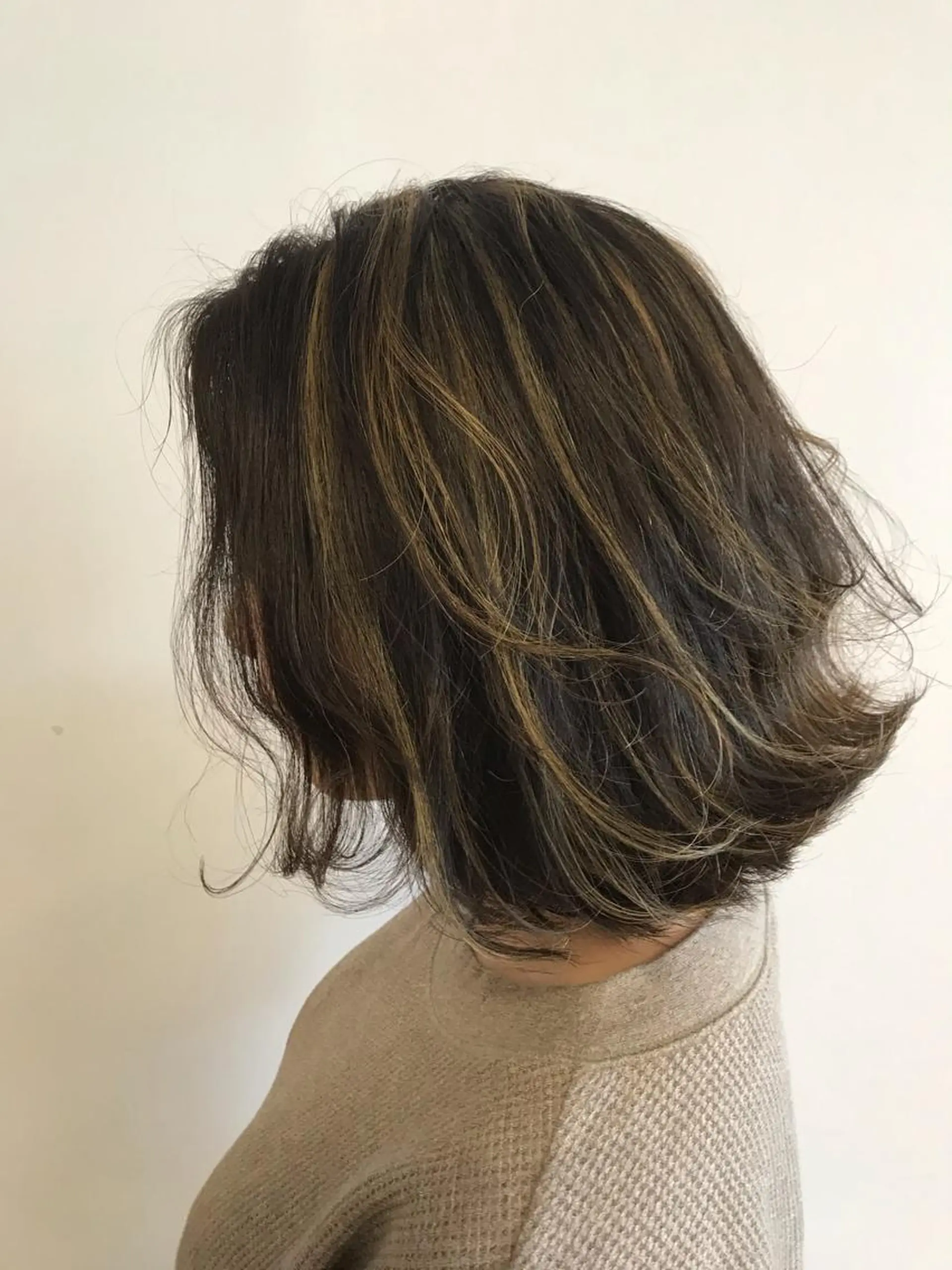 ショート カラー デザインカラー ハイライトカラー ボブ ハイライト 外ハネヘア カット ヘアカラー トリートメント デザインカラー🌈 高木リョウのヘアスタイル