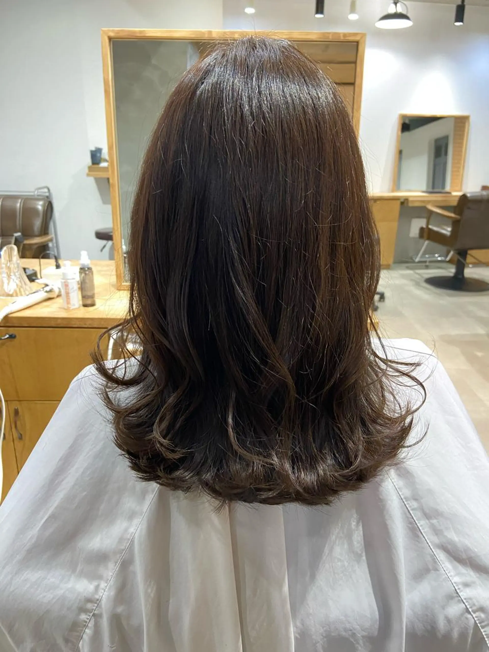 ミディアム アッシュ 外ハネヘア 安岡美咲✂︎ 艶カラー/髪質改善のヘアスタイル