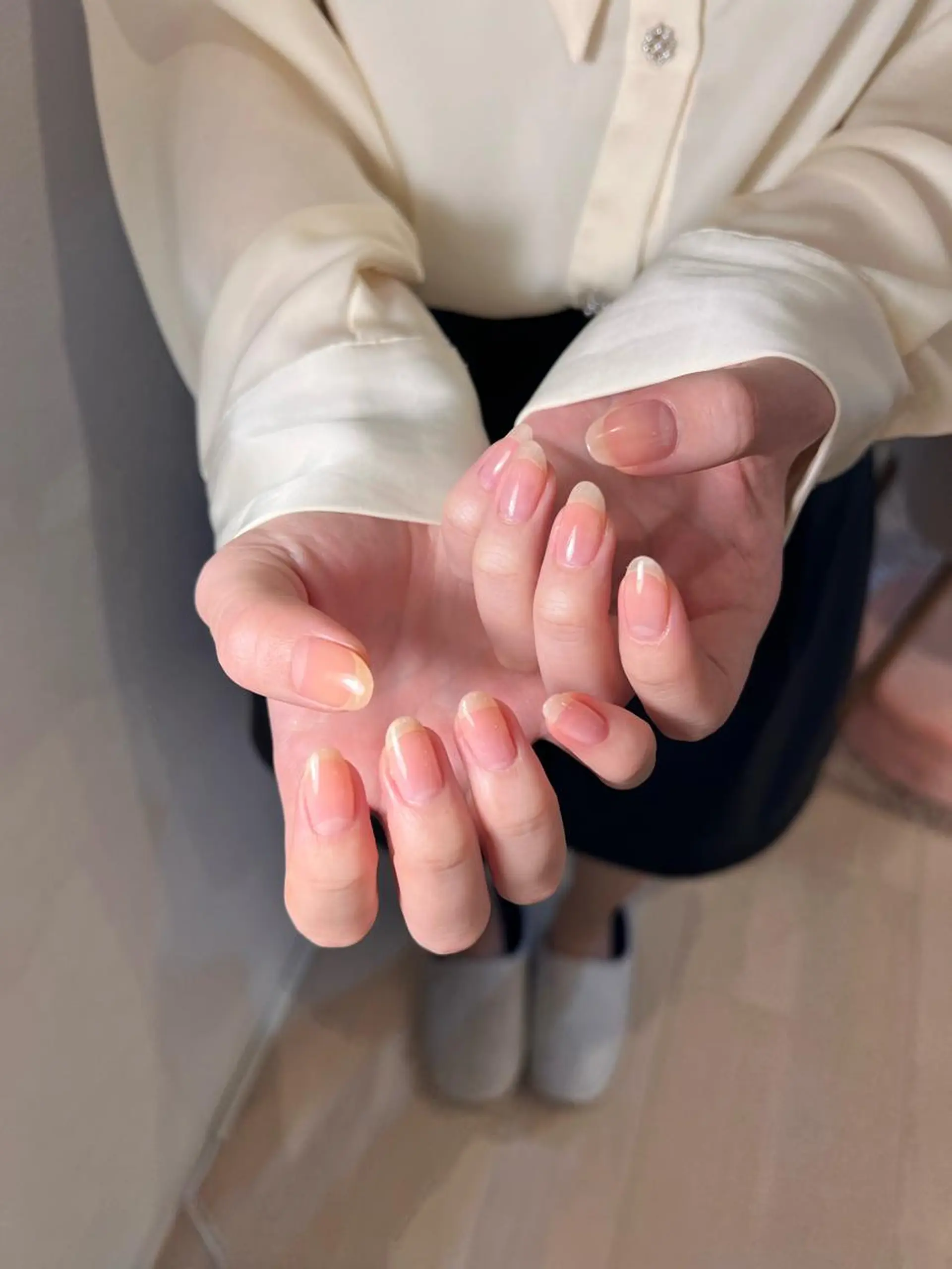 ミディアム ネイル ハンドネイル 𝐞𝐚𝐜𝐡 nanami🩰のネイルデザイン