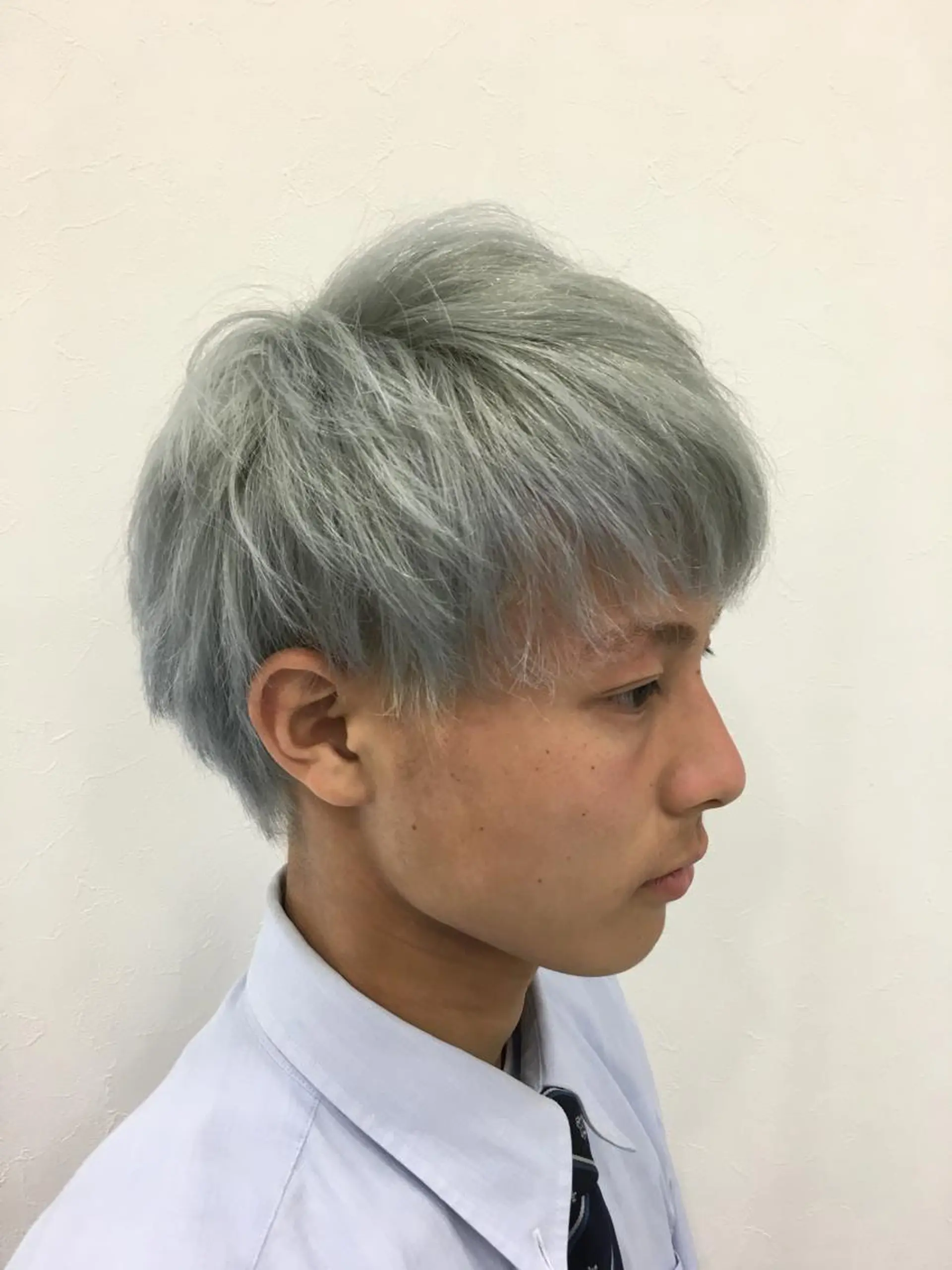 ショート カラー メンズ メンズブリーチ アッシュ ブリーチ シルバー シルバーアッシュ 佐藤 祥太のヘアスタイル