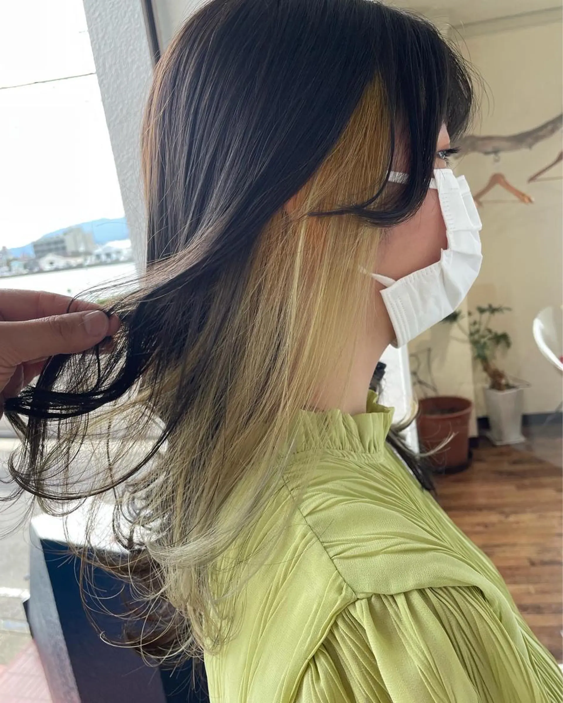 セミロング カラー インナーカラー イエローカラー 大嶋 宏隆のヘアスタイル