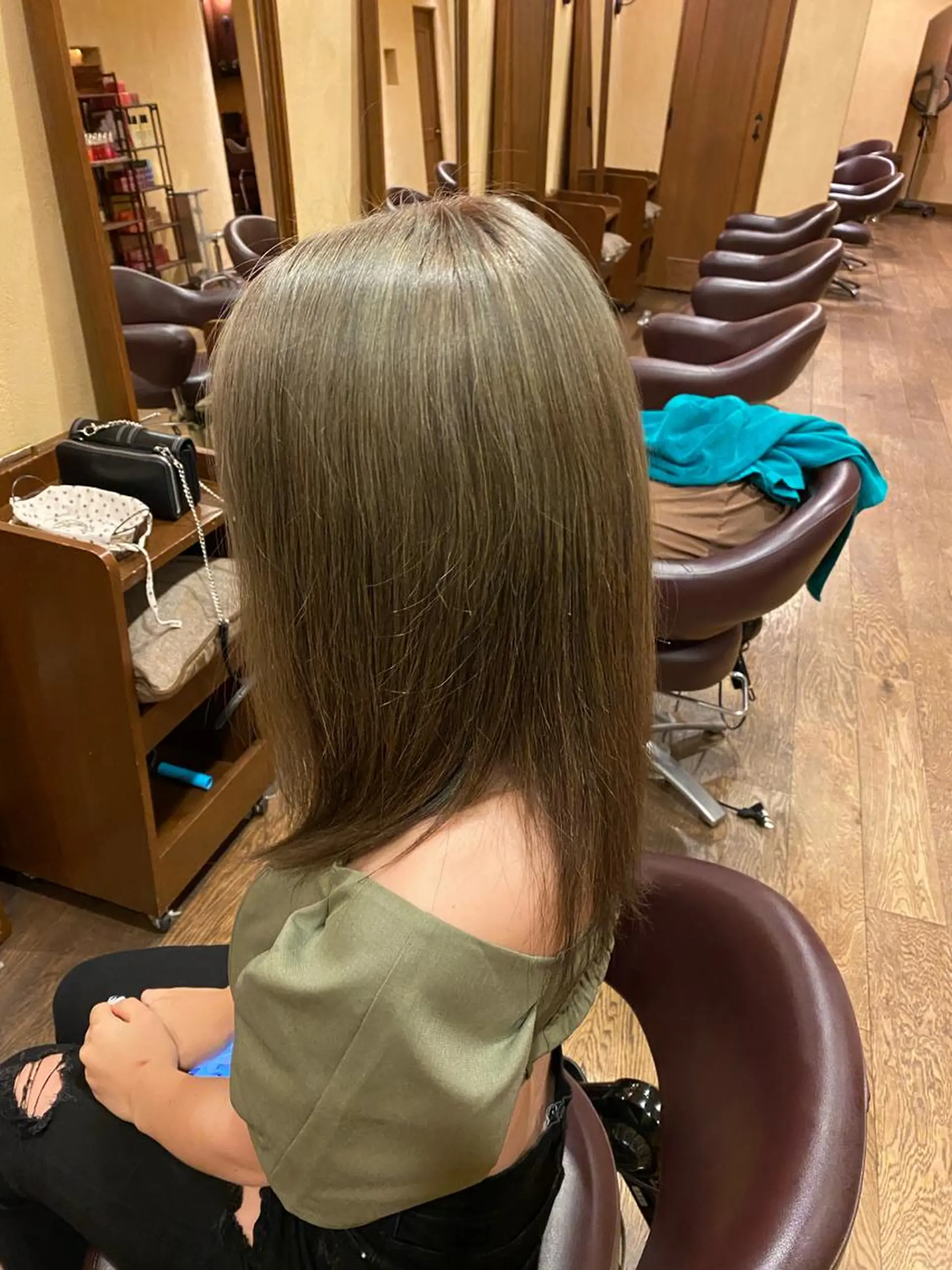 セミロング カラー グレージュ カーキグレージュ アイムアネックスサラ近江八幡所属・太田 康治のヘアスタイル