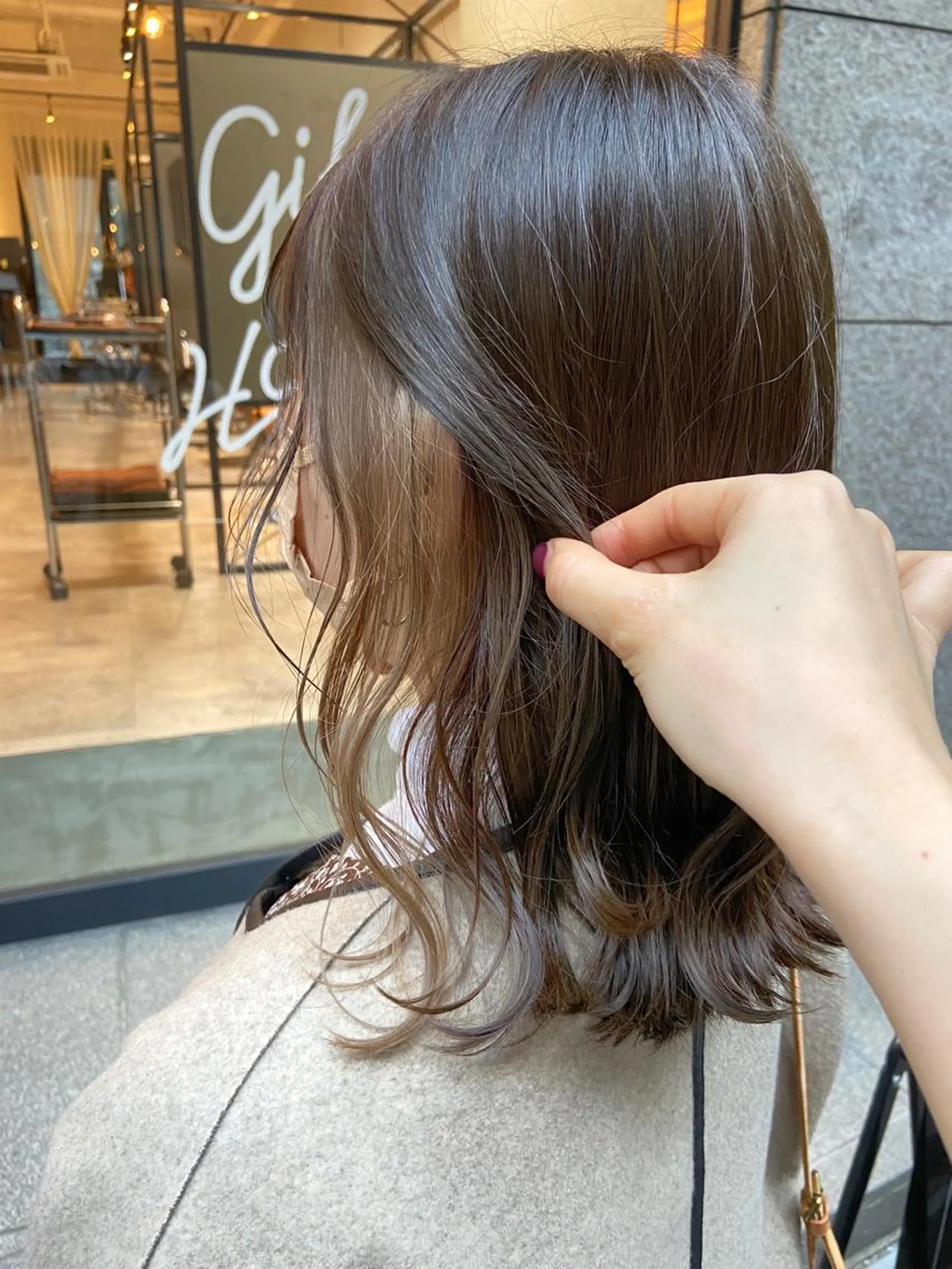 ミディアム カラー ベージュカラー イヤリングカラー カット ヘアカラー ノイシキ サキのヘアスタイル