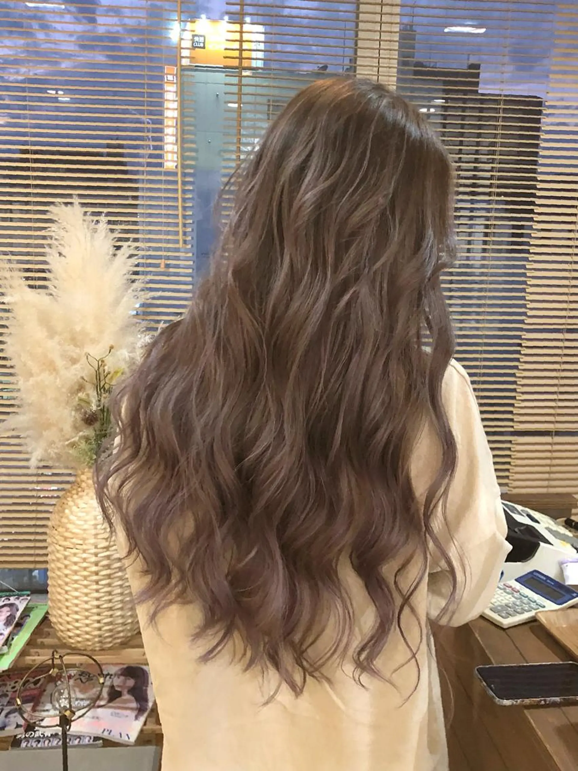 ロング パープルカラー カット ヘアカラー 韓国レイヤー外国人風 透明感カラー髪質改善のヘアスタイル