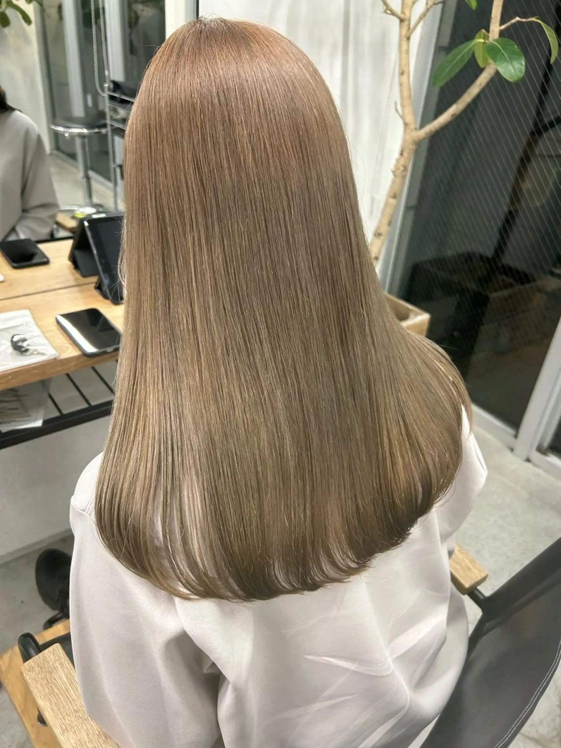 セミロング カラー ベージュカラー ミルクティーベージュ カット ヘアカラー トリートメント 🧸艶々韓国ヘア 🧁mizunaのヘアスタイル