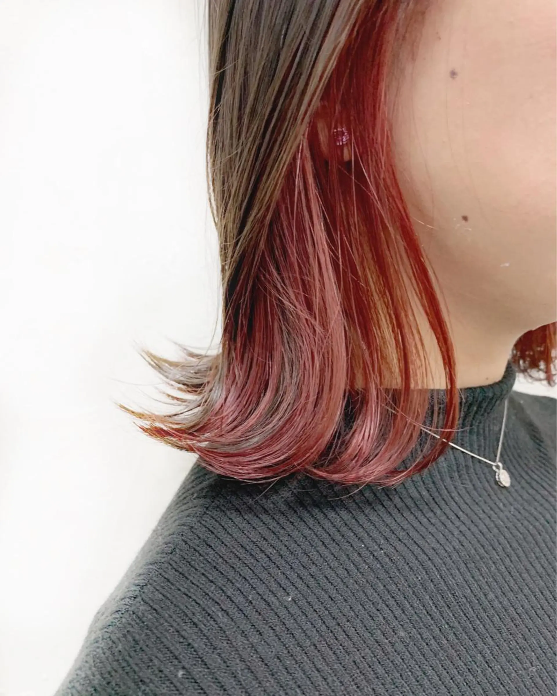 カラー デザインカラー イヤリングカラー インナーカラー レッドカラー 透明感カラーが 得意です！NAOKIのヘアスタイル