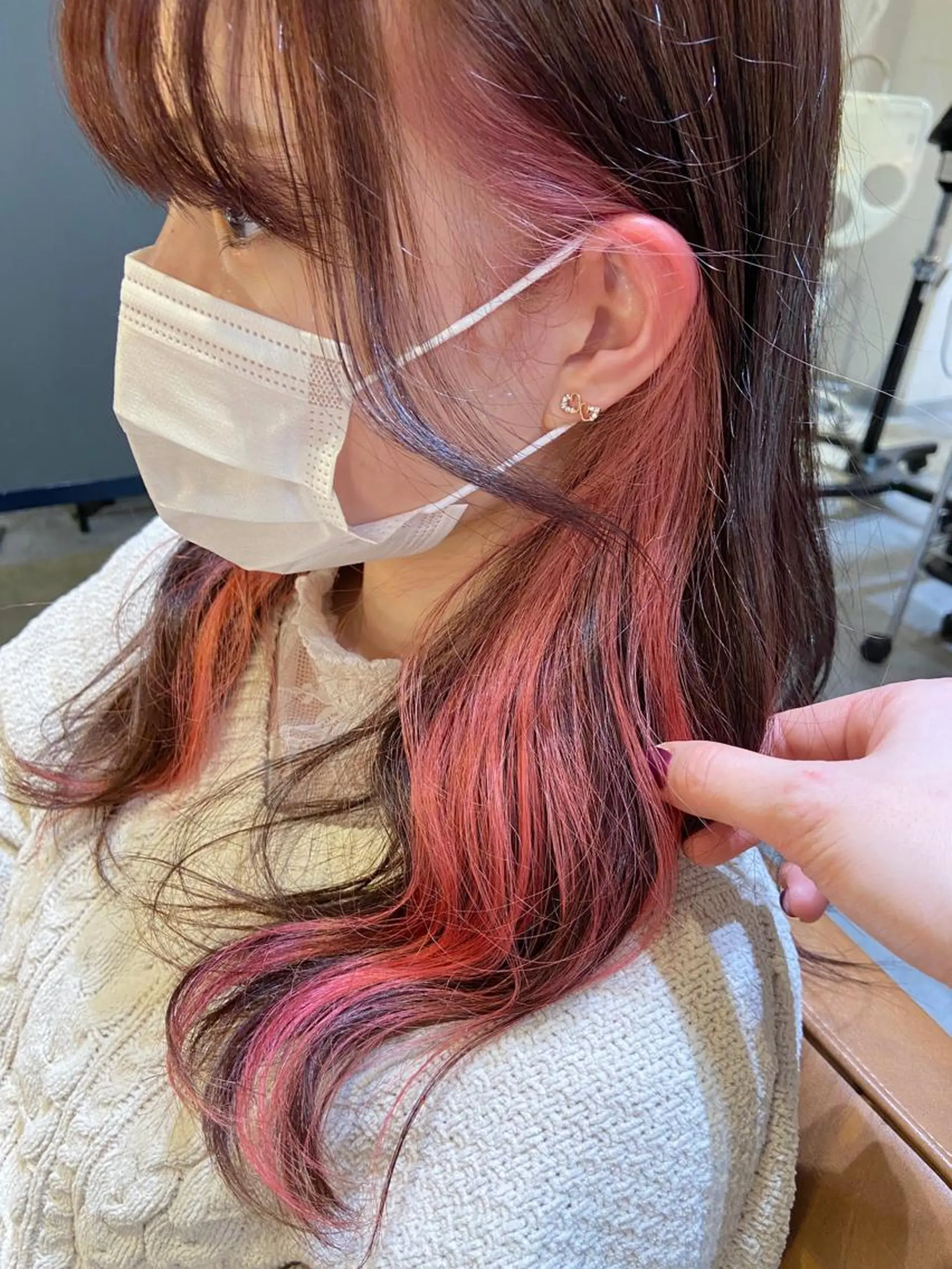 ロング カラー ブリーチ イヤリングカラー ピンクカラー カット ヘアカラー ノイシキ サキのヘアスタイル