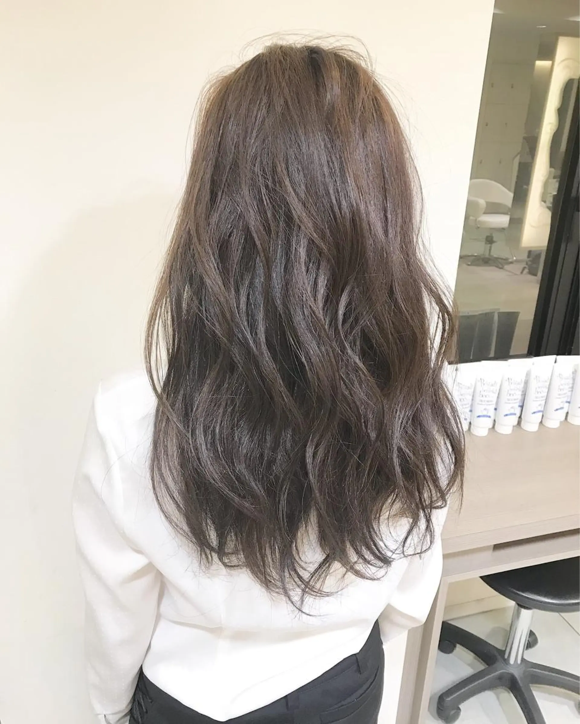 ロング カラー アッシュ ベージュカラー 透明感カラー chiyo yasuのヘアスタイル
