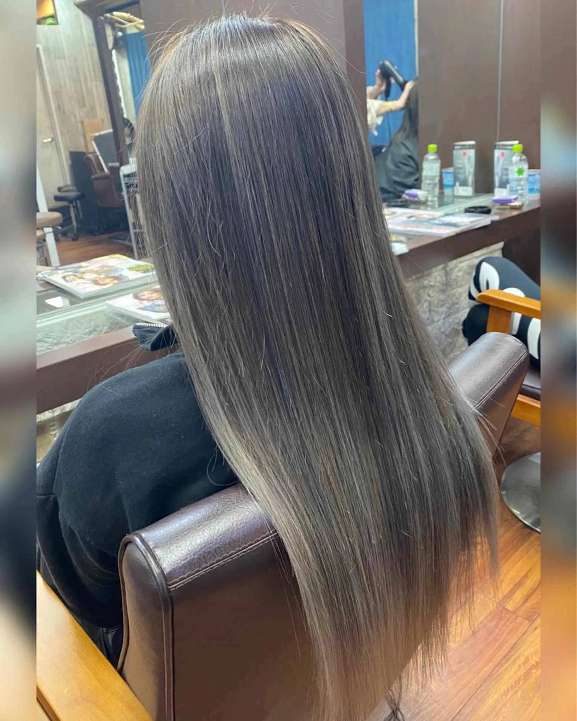 セミロング カラー アッシュ バレイヤージュ グラデーションカラー レイヤーカット LOHAS 関根真由美のヘアスタイル