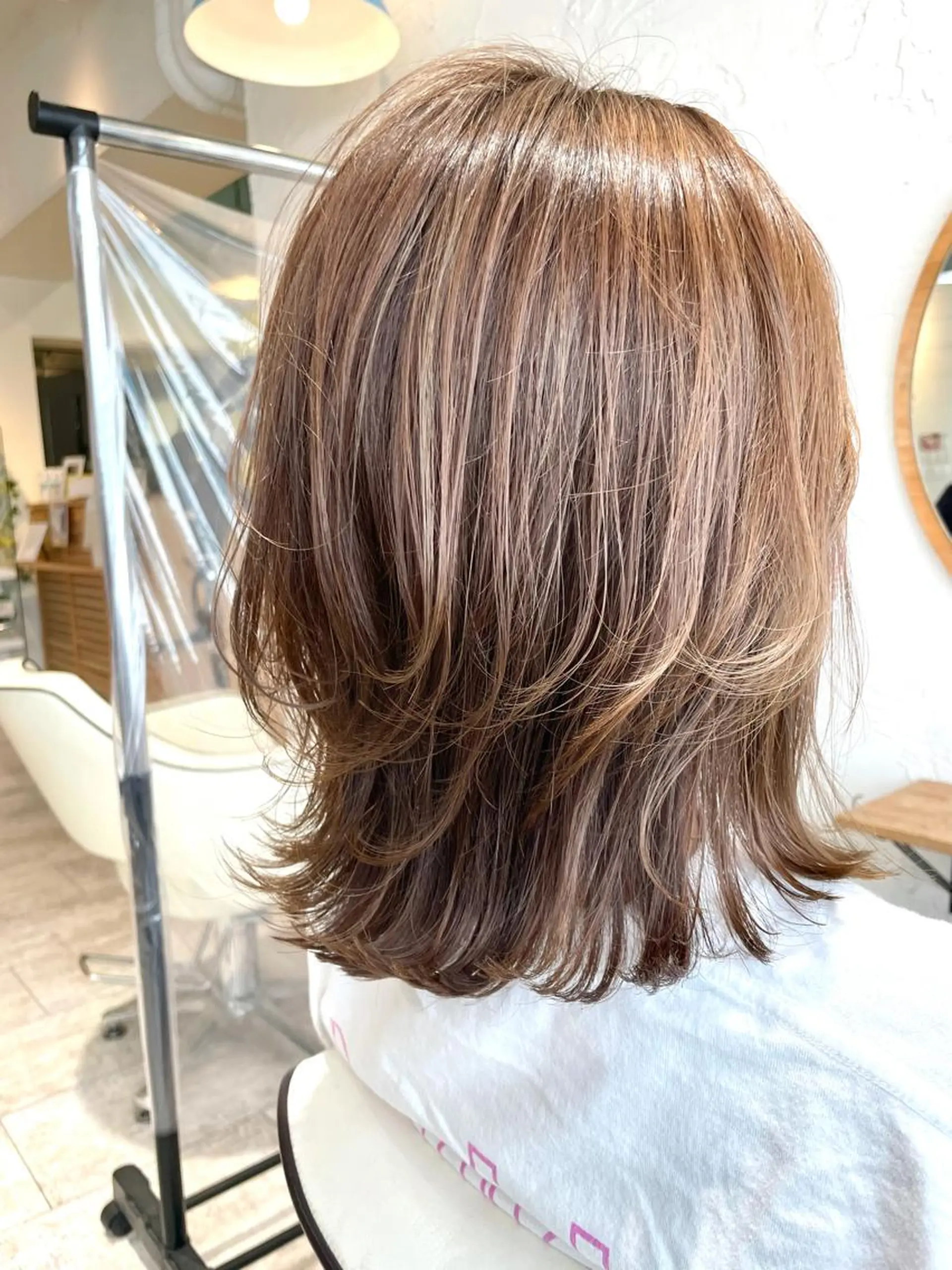 ミディアム esse大阪茶屋町店所属・レイヤーカット 新井田陽寿のヘアスタイル