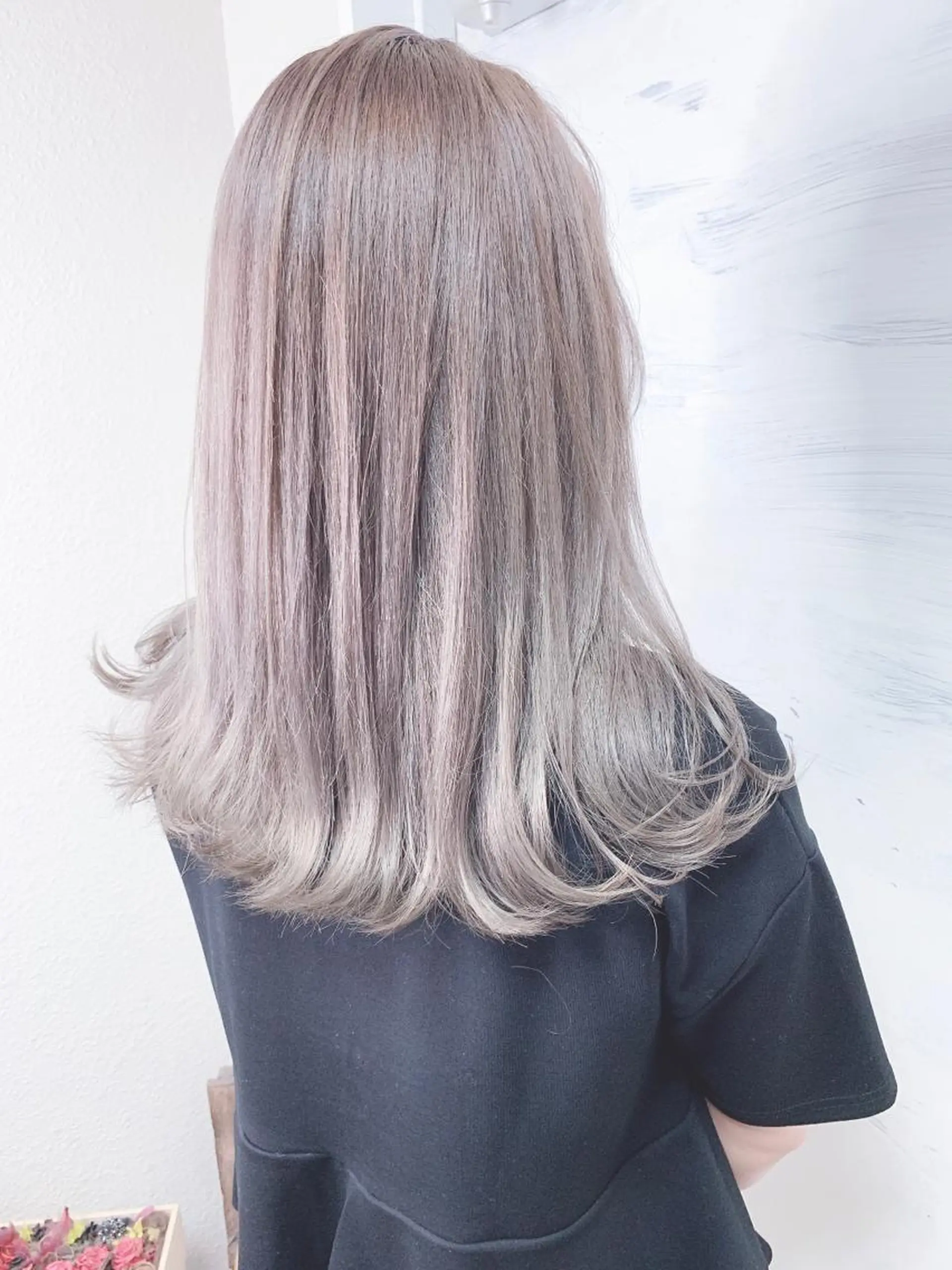 セミロング カラー ベージュカラー ブリーチ ケアブリーチ シルバー シルバーベージュ ヘアカラー エクステ BOX mico.のヘアスタイル