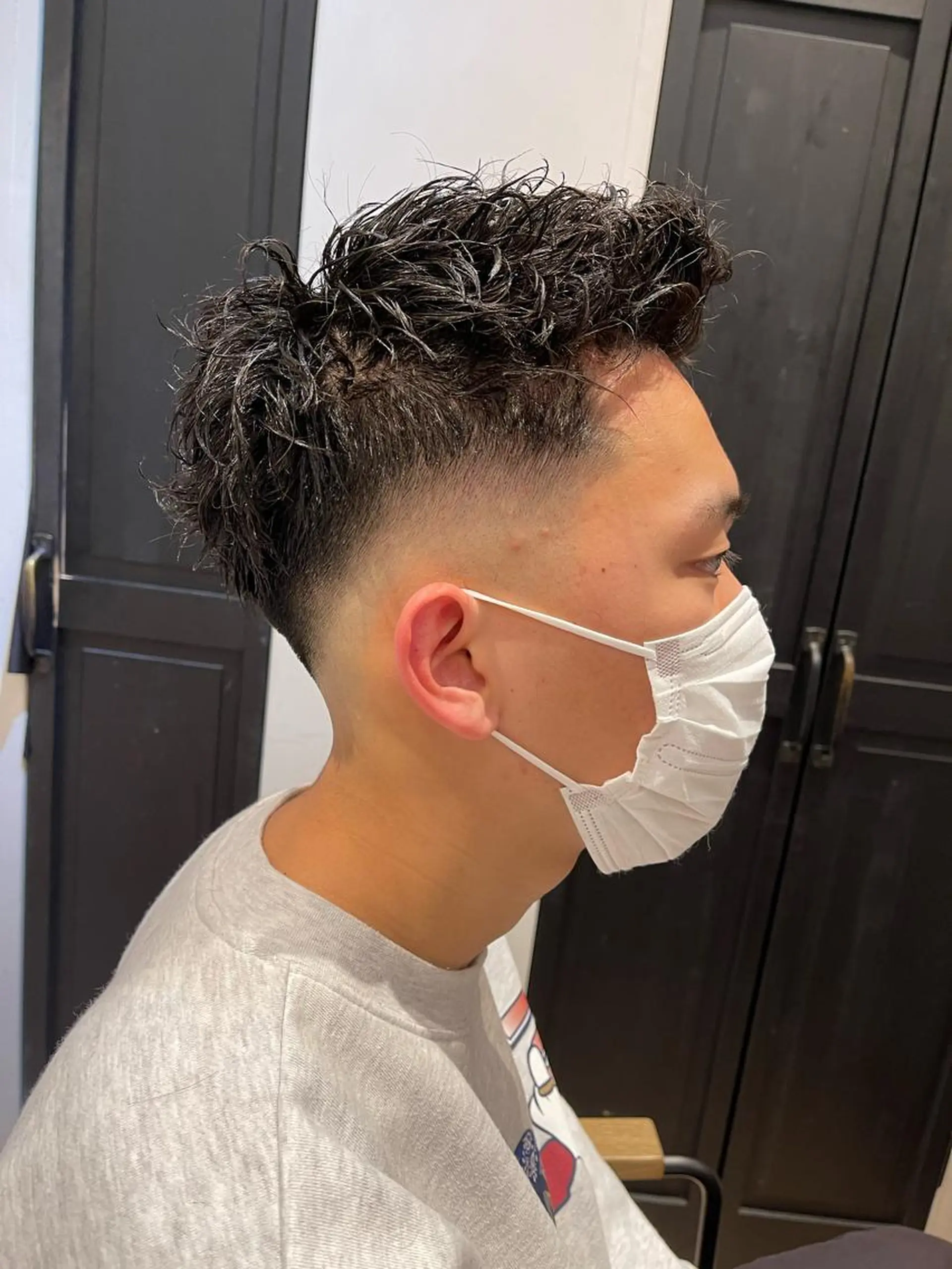 ショート パーマ メンズ フェードカット メンズパーマ スキンフェード メンズツイストパーマ ツイストパーマ カット トリートメント ヘアセット lana hair 新宿 髪質改善トリートメント 新宿三丁目所属・新宿メンズパーマ TAKE曲がる縮毛のヘアスタイル