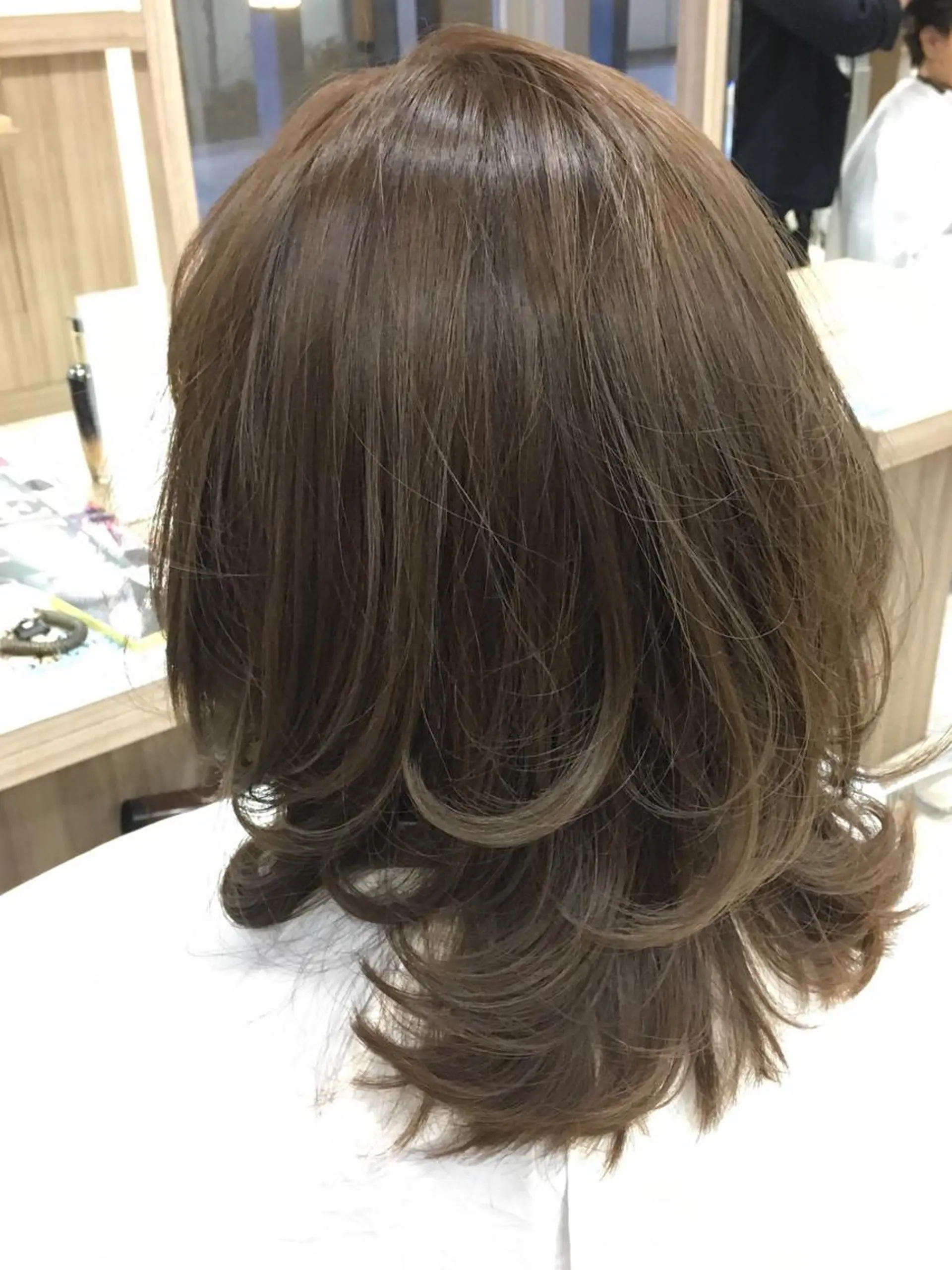 ミディアム カラー アッシュ ベージュカラー レイヤーカット カット ヘアカラー 小島 仁美のヘアスタイル