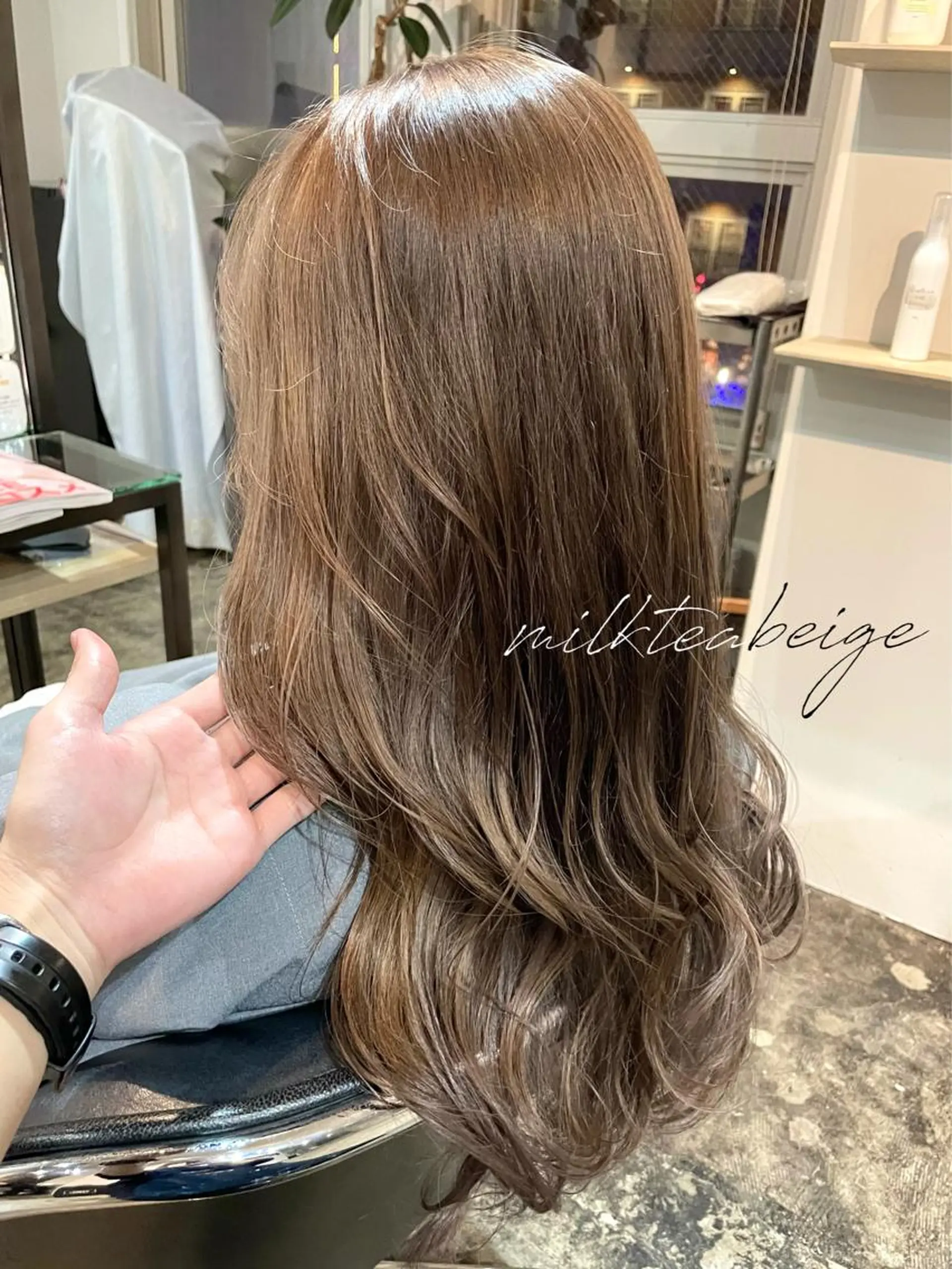 ロング カラー ベージュカラー ブリーチ ミルクティーベージュ 元町神戸 國井椋介のヘアスタイル