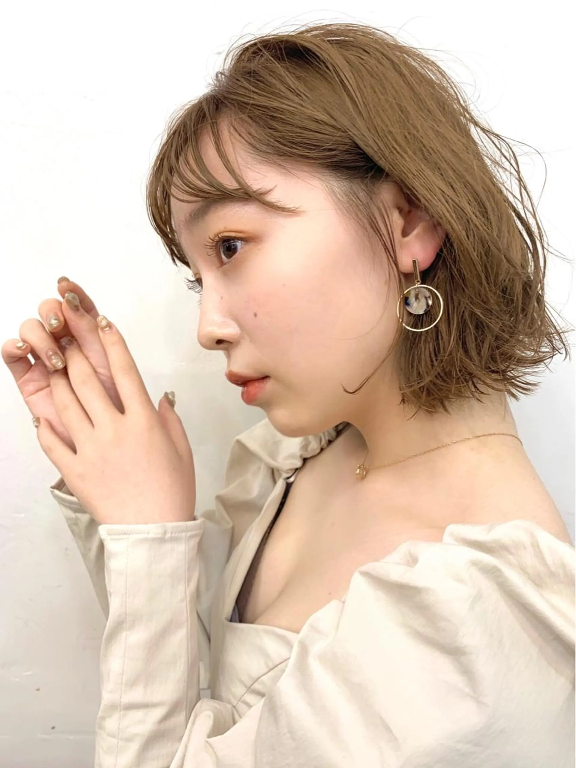 ミディアム カラー ベージュカラー ミルクティーベージュ ボブ ヘアカラー トリートメント chama レイヤーカットのヘアスタイル