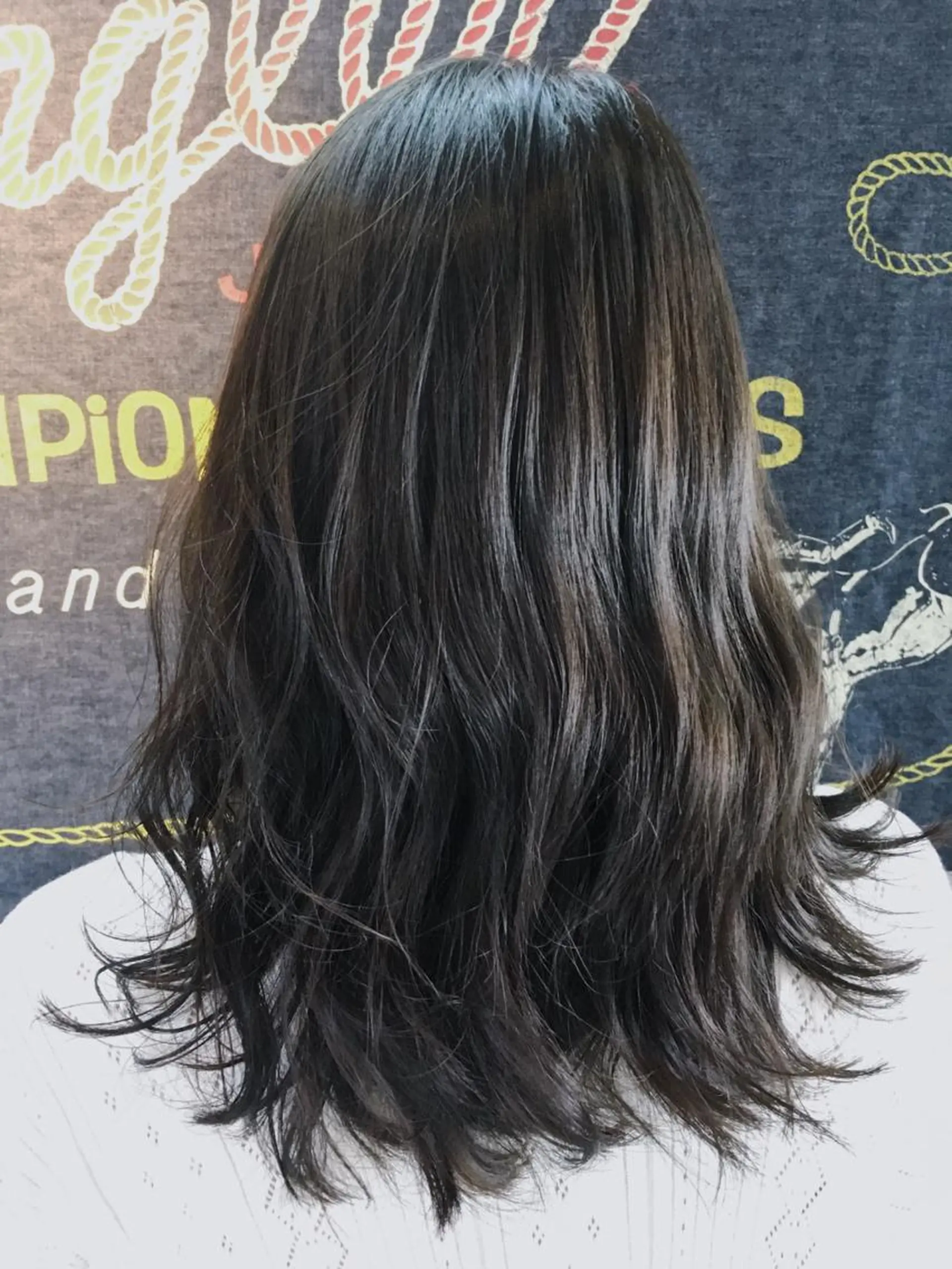 セミロング カラー パーマ アッシュ ブリーチ ブルーカラー ブルーアッシュ ブリーチなしカラー 代表 中島貴志のヘアスタイル
