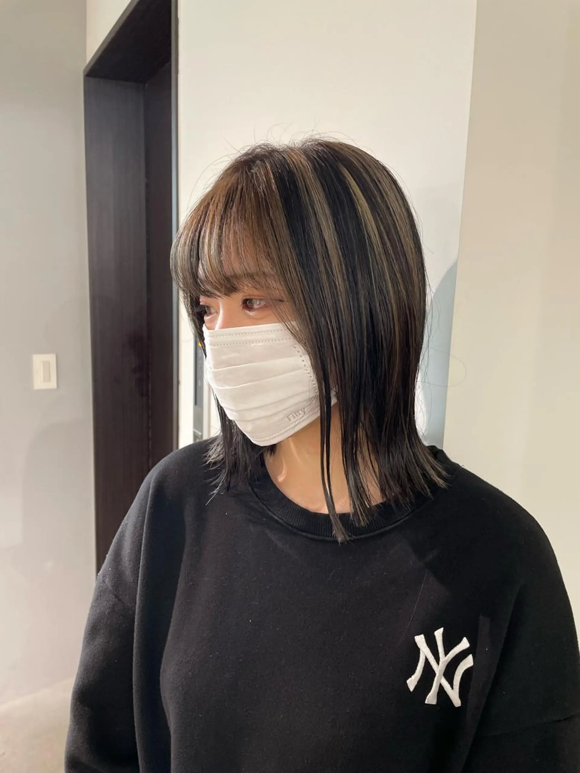 ミディアム カラー ミストバング ベージュカラー ブリーチ デザインカラー イヤリングカラー ヘアカラー トリートメント MIU/ルーツカラー ボブ/顔周りレイヤーのヘアスタイル