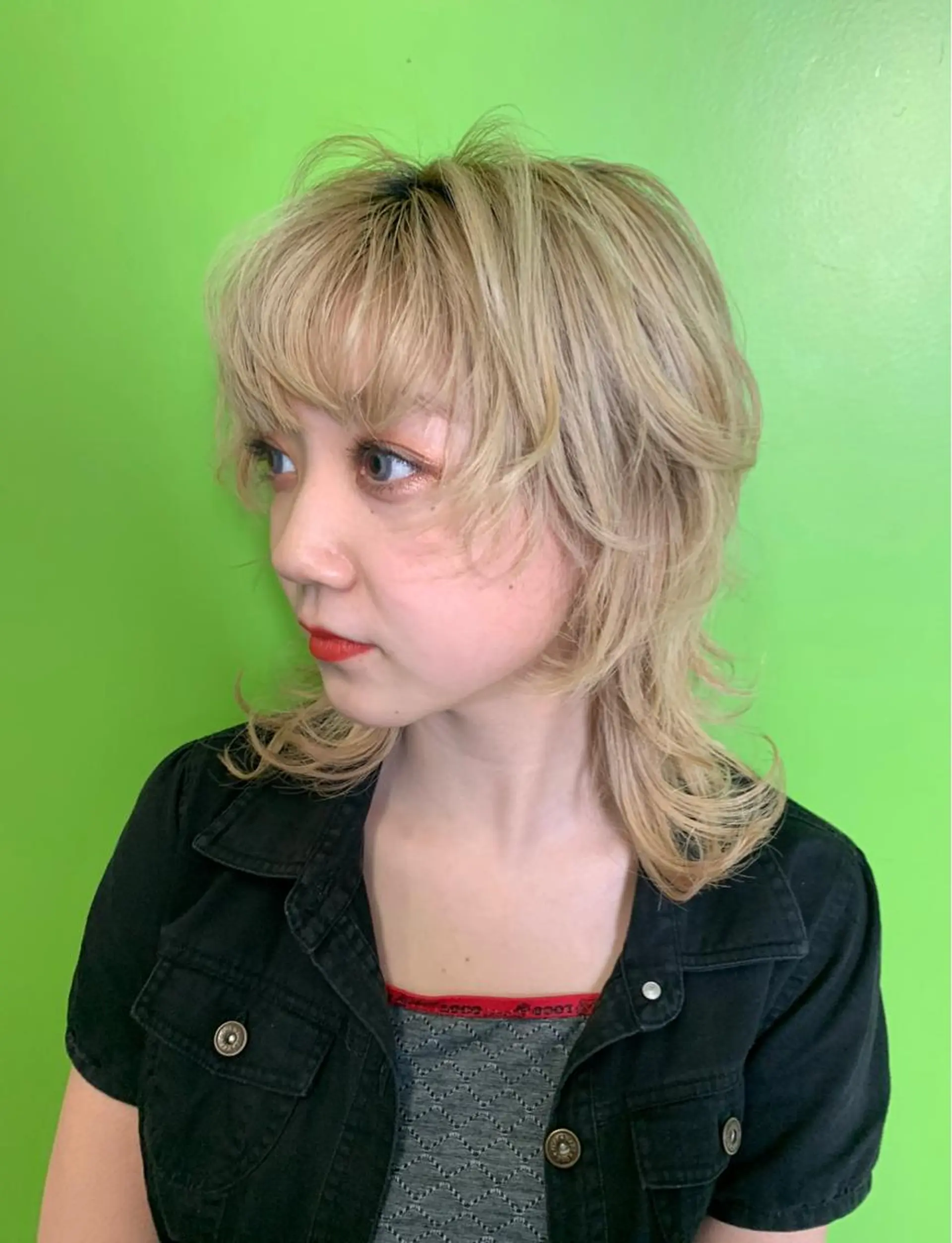 ミディアム カラー パーマ ミディアムパーマ ツイストスパイラルパーマ バレイヤージュ ブリーチ ブロンド スパイラルパーマ 🌐hina⭐️のヘアスタイル