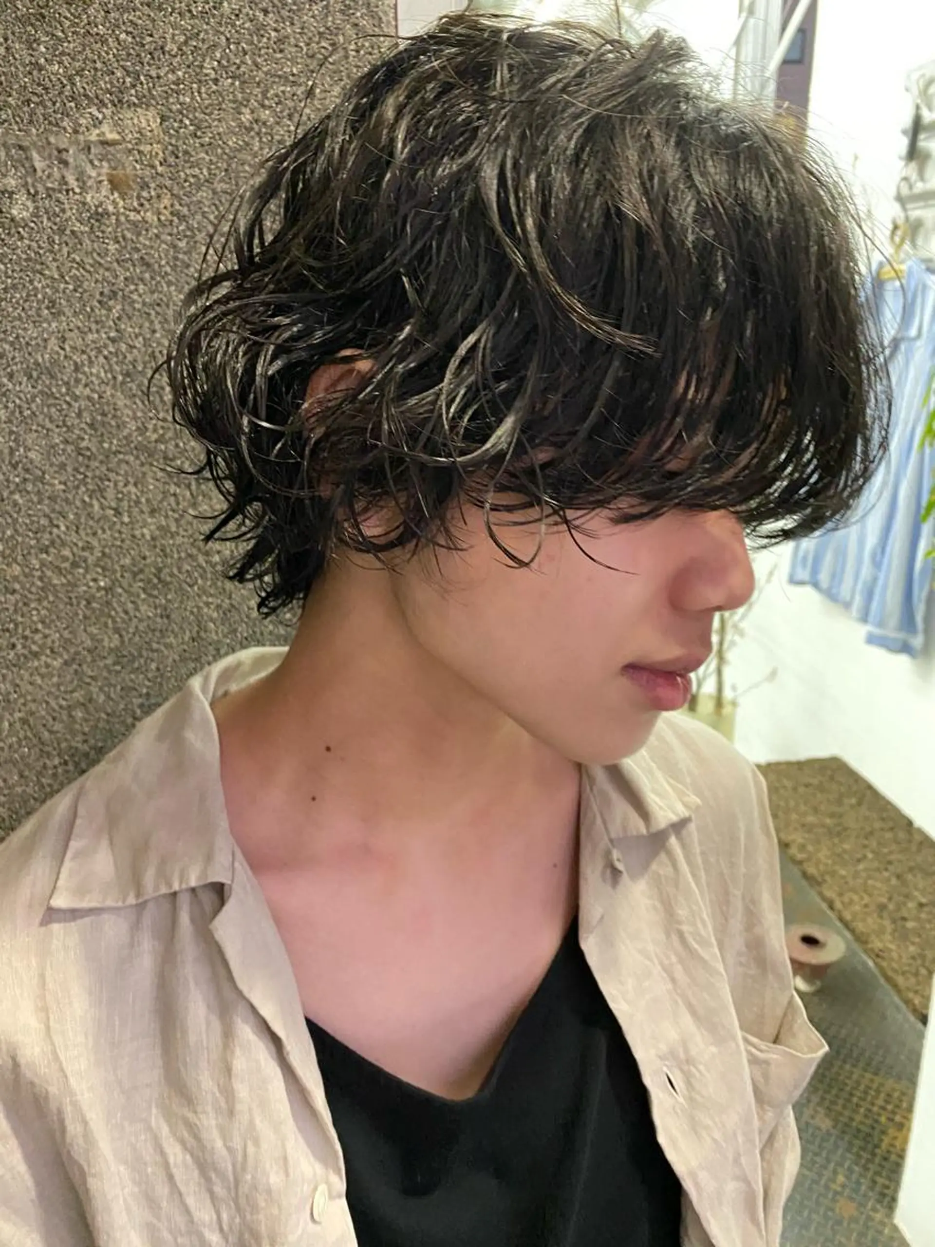 ミディアム パーマ ハイライト レイヤーカット カット パーマ トリートメント qiie/長友 インナーカラーのヘアスタイル