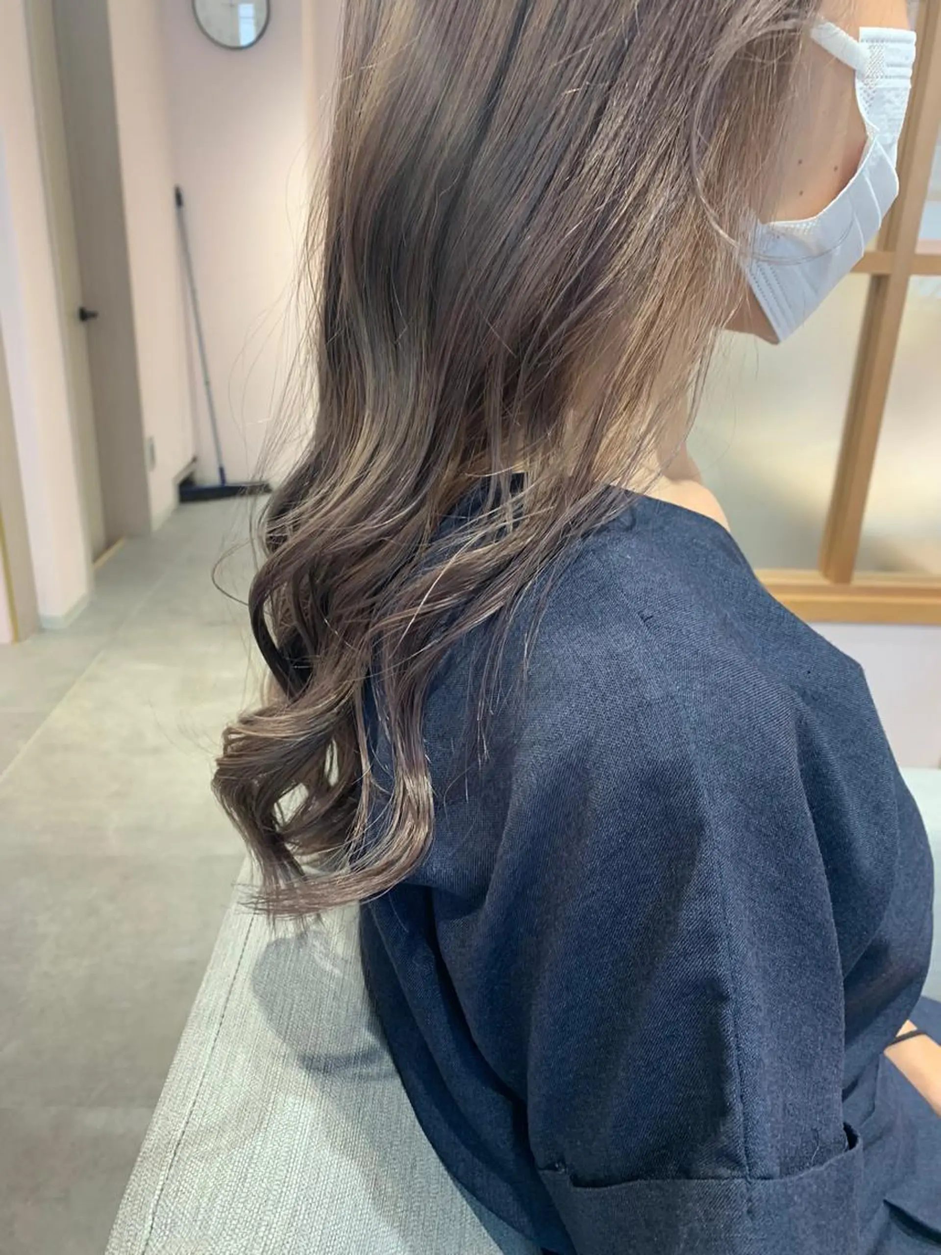 カラー グレージュ rio .のヘアスタイル