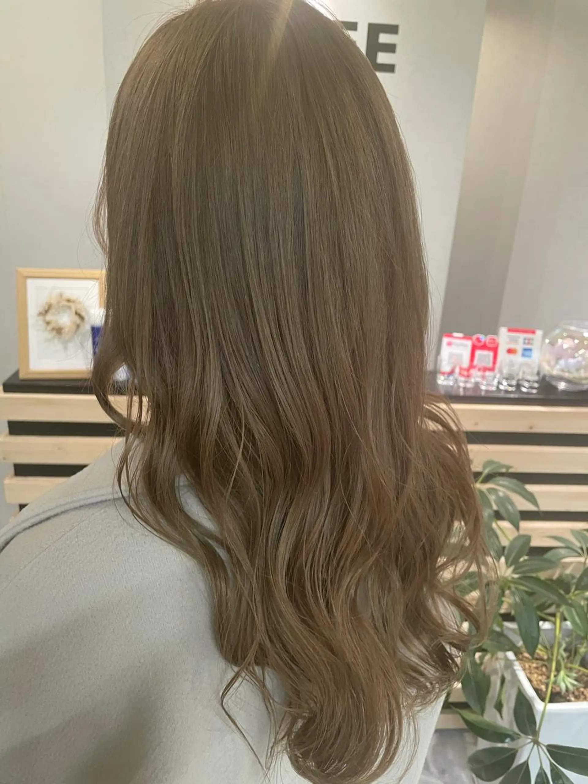 ロング カラー ベージュカラー ブリーチ ケアブリーチ ハイトーンカラー ハイトーンベージュ カット ヘアカラー A/LEE所属・久保田 千尋のヘアスタイル