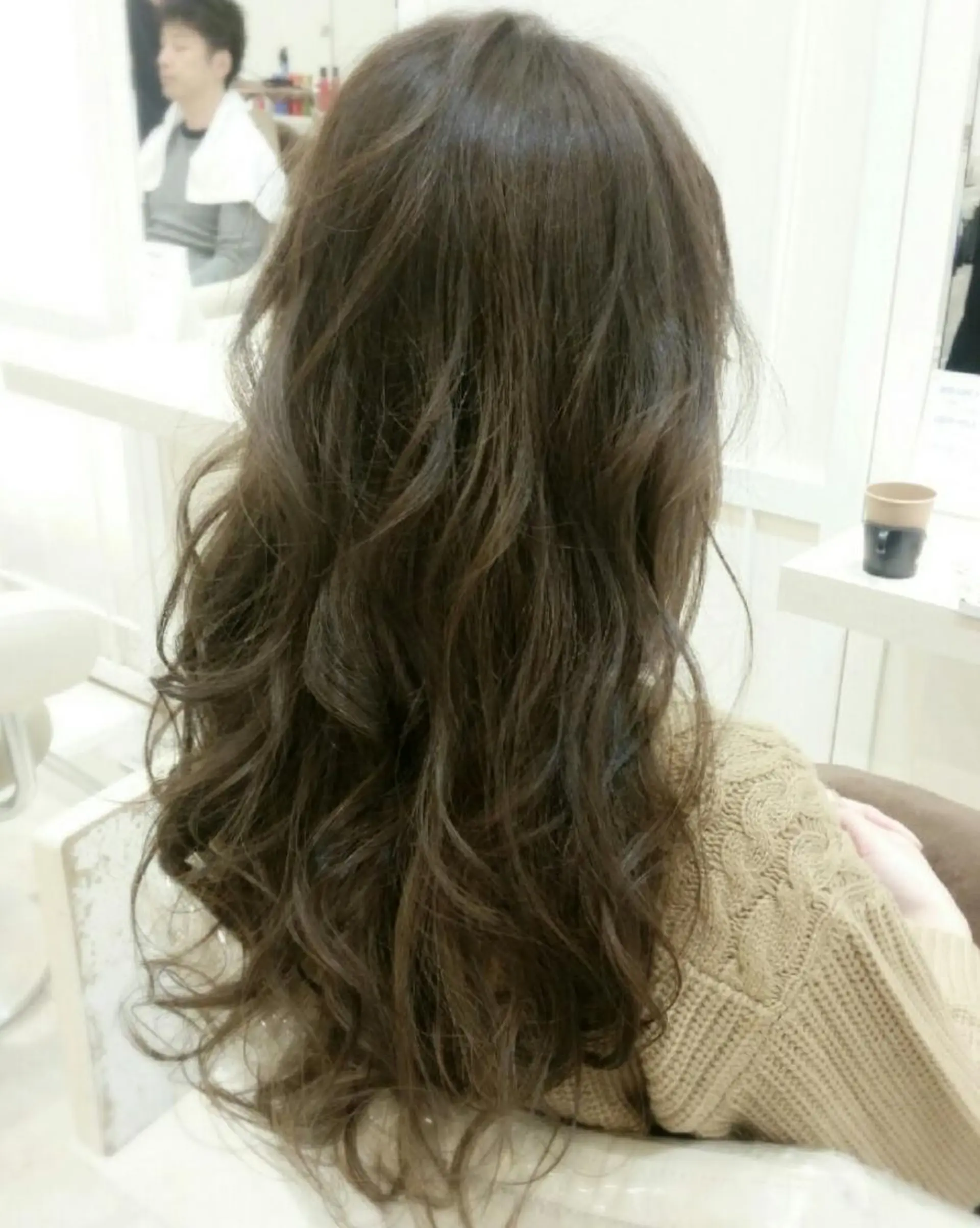 ロング カラー グレージュ ハイライトカラー イルミナカラー ハイライト 須賀 一美のヘアスタイル
