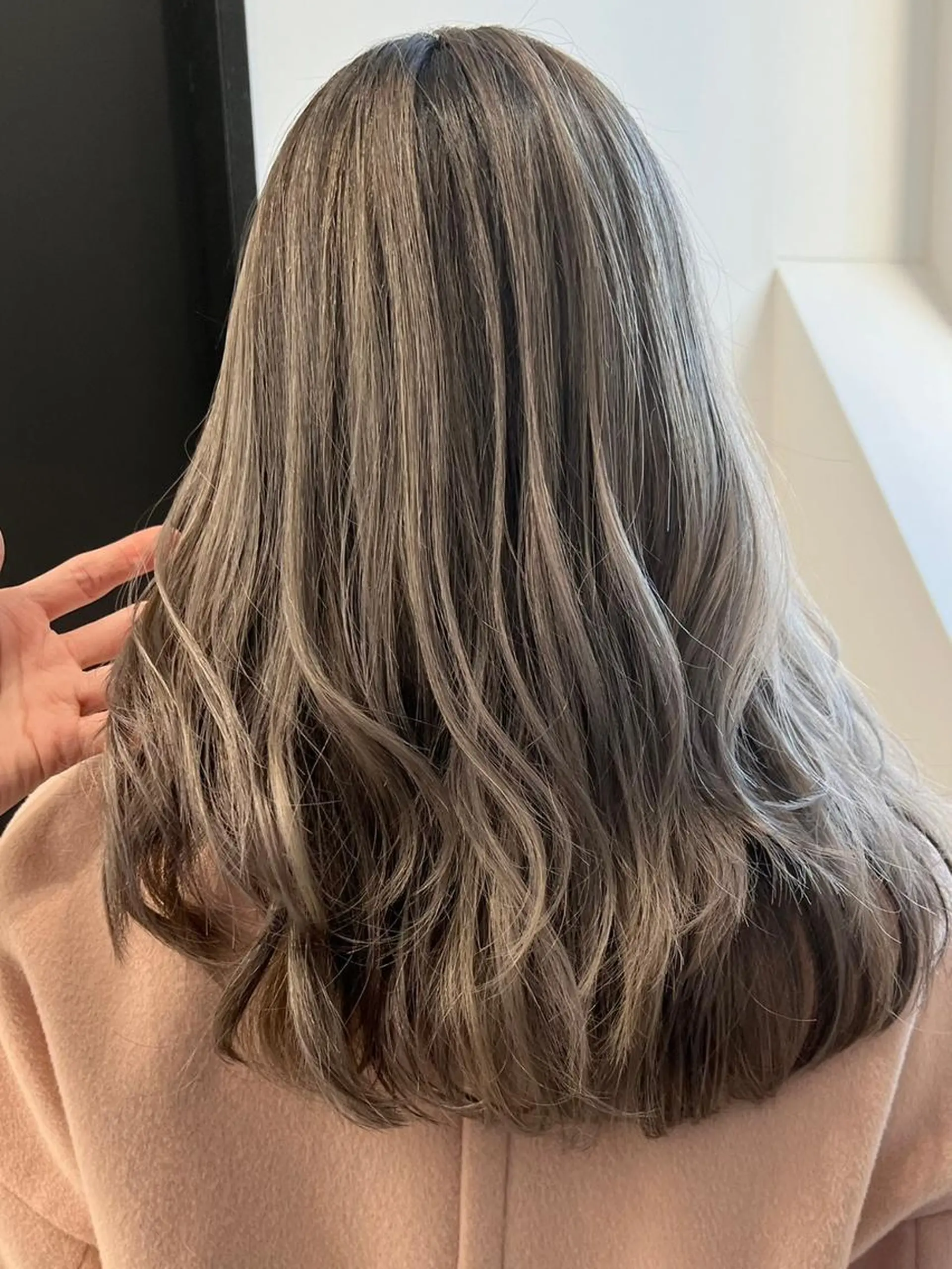 セミロング アッシュ エギョモリ フレンチガーリー 髪質改善 オン眉 カット ヘアカラー トリートメント 公式 Ease by amble luxeのヘアスタイル