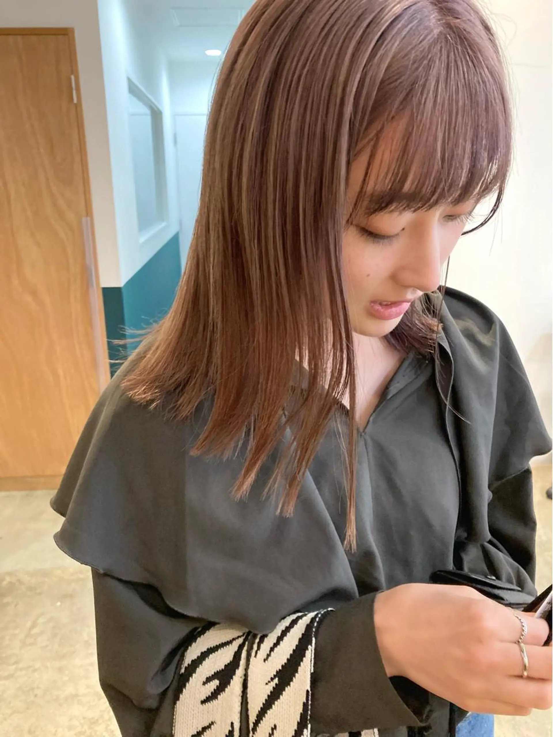 ミディアム カラー ブリーチ グレージュ ピンクカラー ヘアカラー カラーリスト菅野 竜矢🌈のヘアスタイル