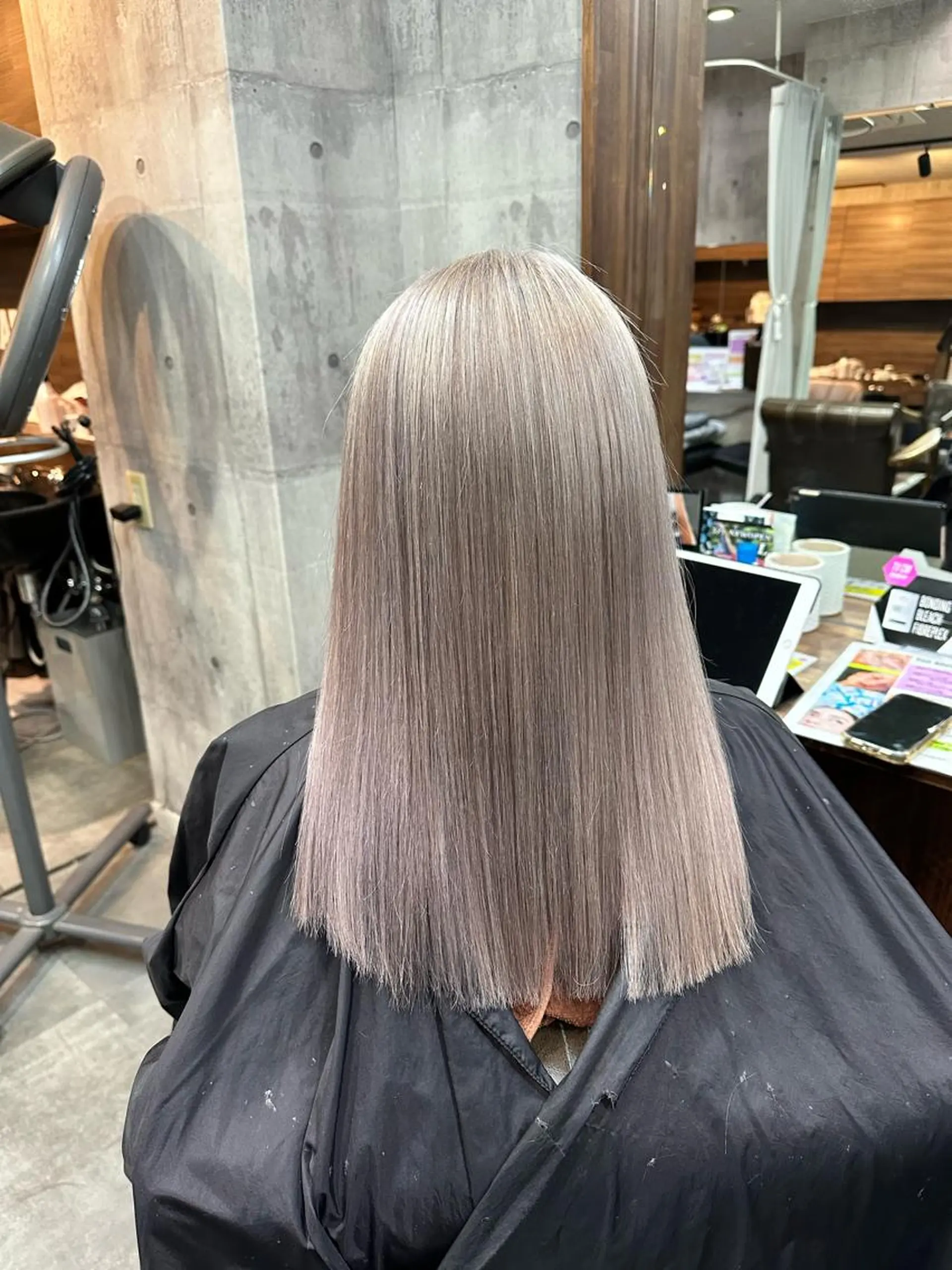 セミロング カラー ベージュカラー グレージュ ラベンダーカラー ラベンダーグレージュ ラベンダーグレー カット ヘアカラー トリートメント ヘアセット 難波ブリーチカラー 伊藤洋輝のヘアスタイル