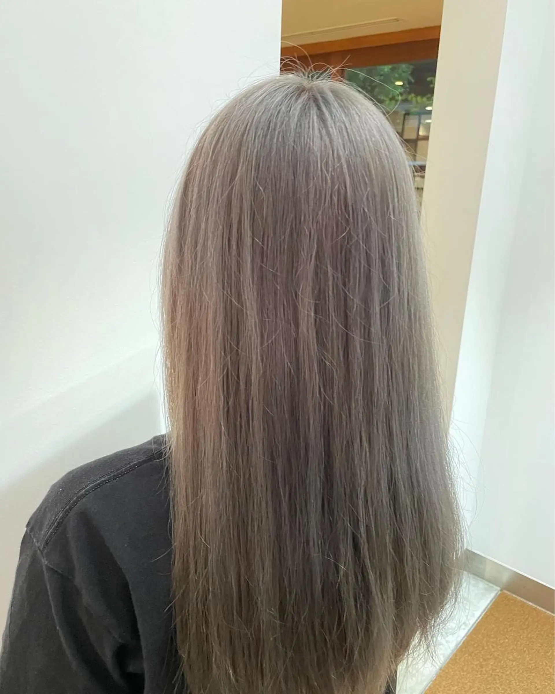セミロング カラー ベージュカラー ブリーチ グレージュ ホワイトベージュ カット ヘアカラー アマンドール所属・西影 祐哉のヘアスタイル