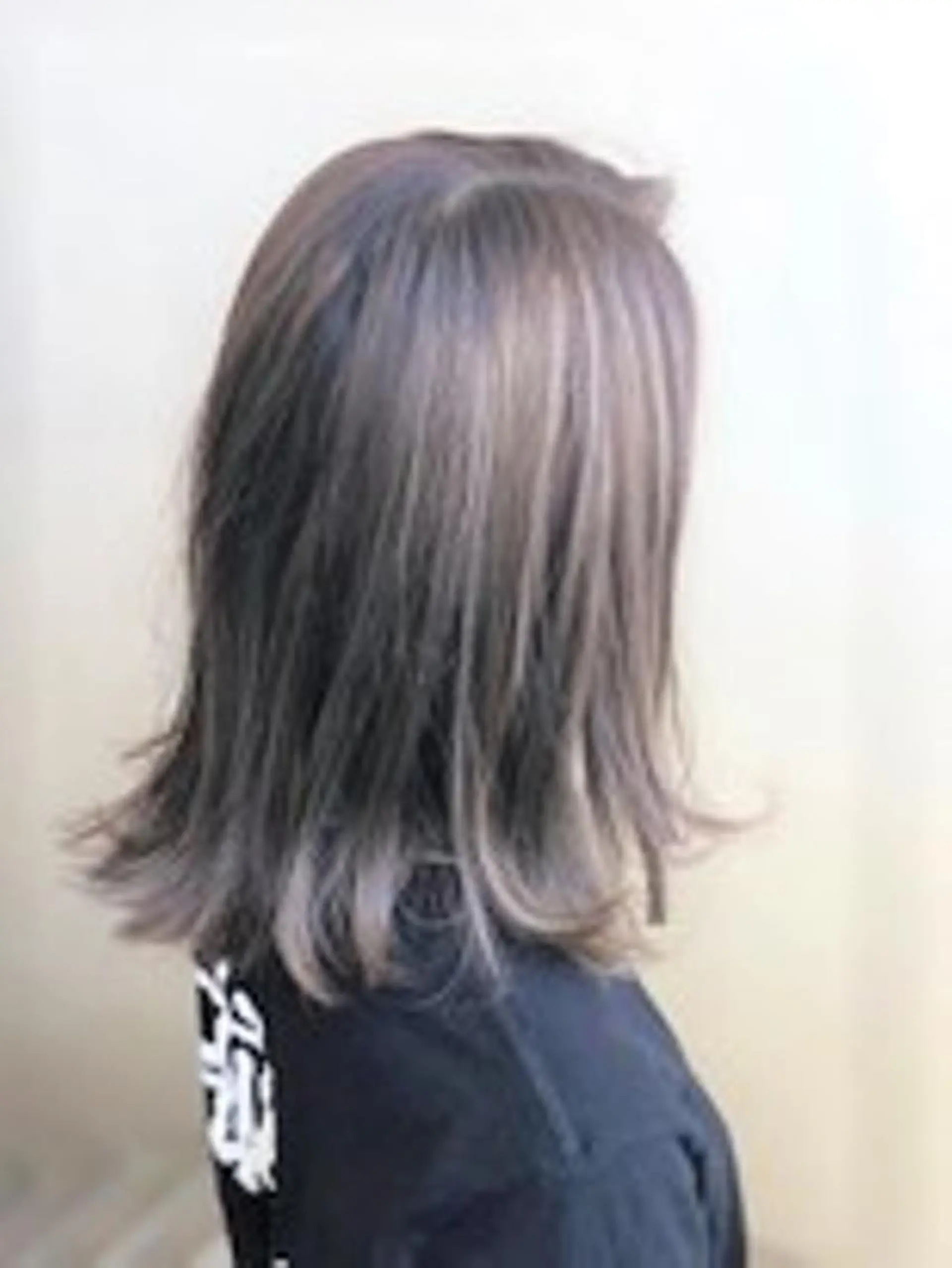 ミディアム カラー ヘアアレンジ ブルーカラー グレージュ ハイライトカラー ハイライト COEUR🌟 山崎 朋也のヘアスタイル