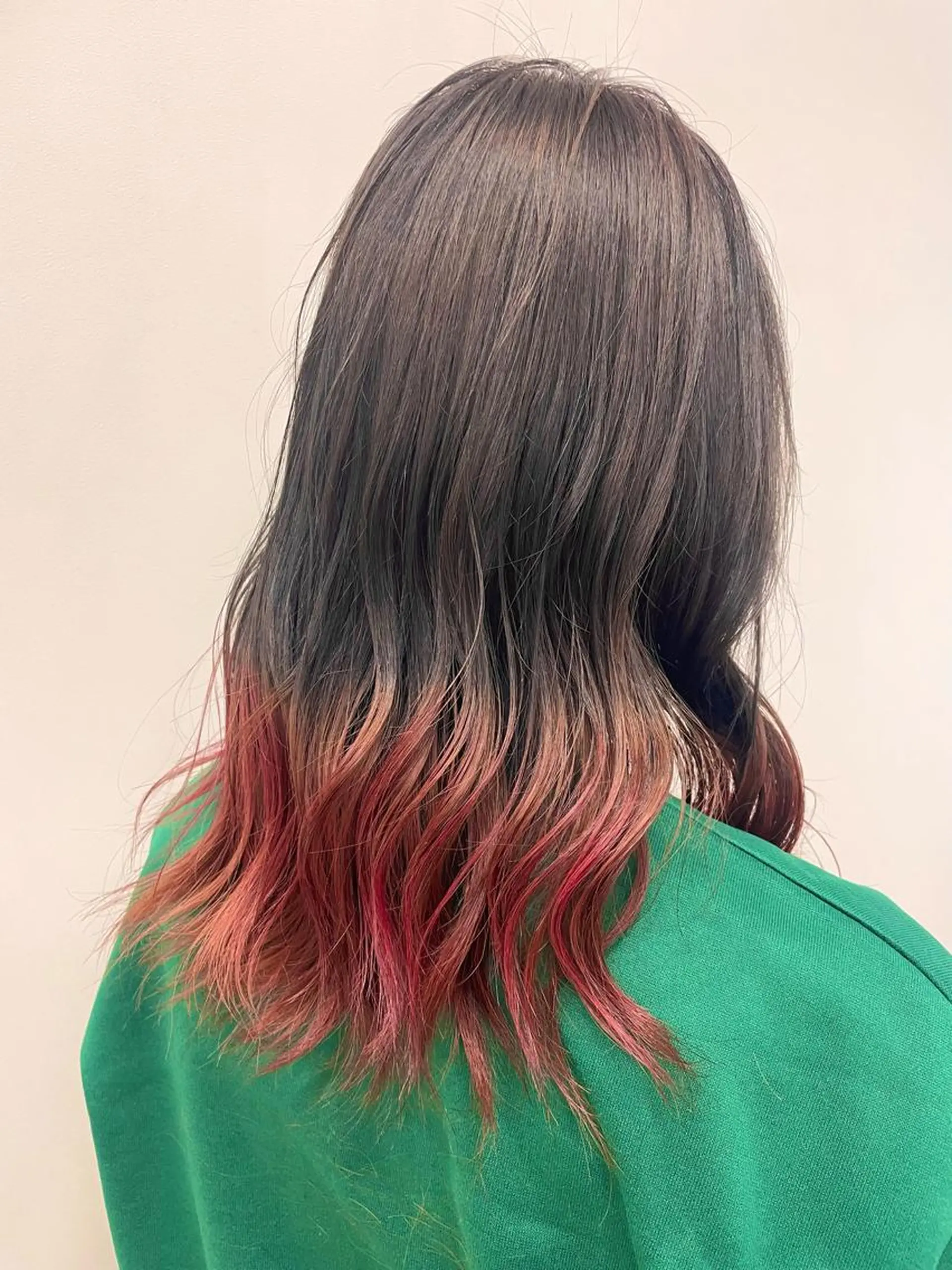 ミディアム ヘアカラー 🌈デザインカラー MISAKI🐰のヘアスタイル