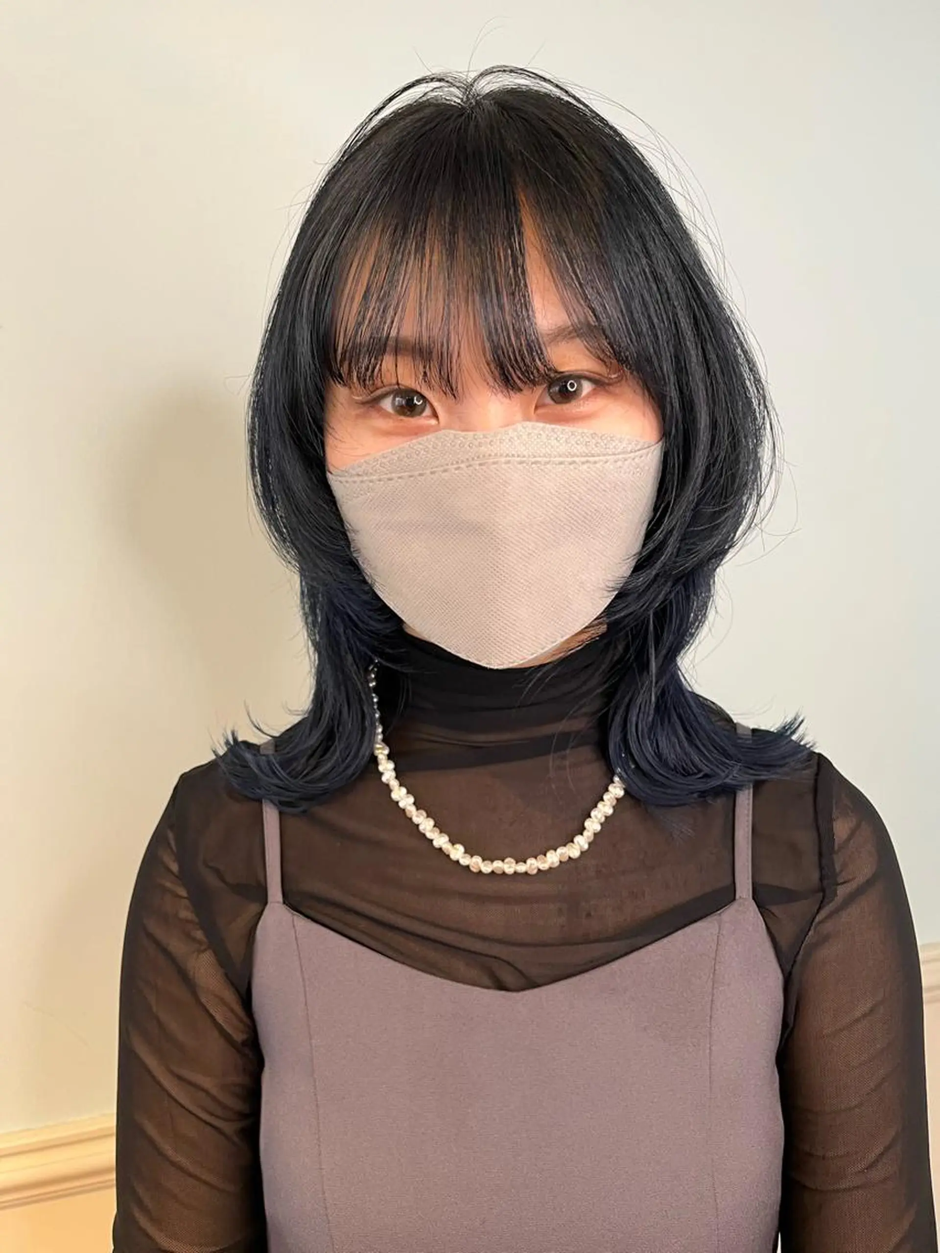 ミディアム カラー 黒髪 ブルーカラー ブルーブラック ウルフカット SOYON 🤍CHIZU🤍.のヘアスタイル