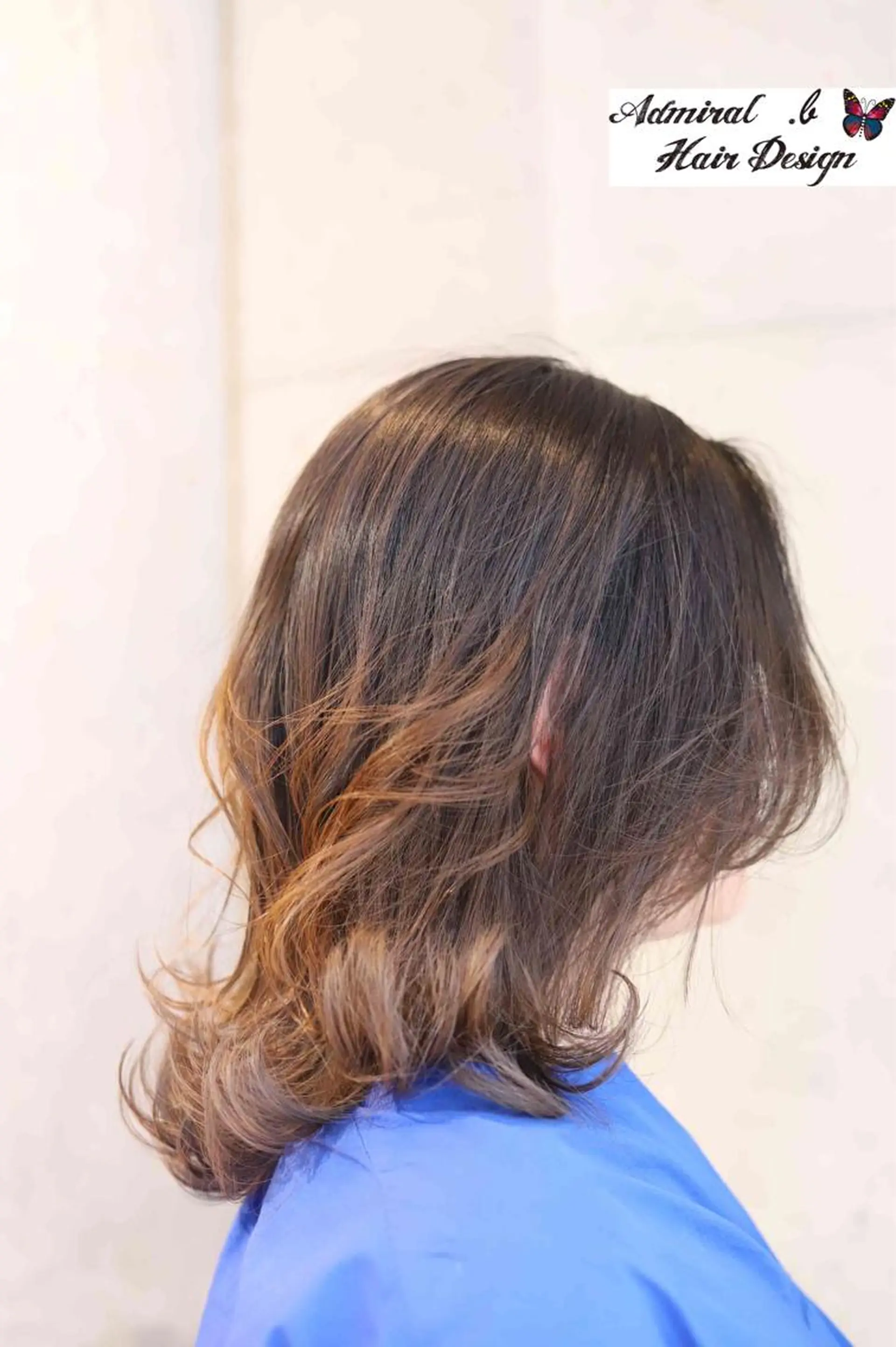ミディアム カラー グレージュ 伸ばしかけ 外ハネヘア アドミラルYoshi oのヘアスタイル