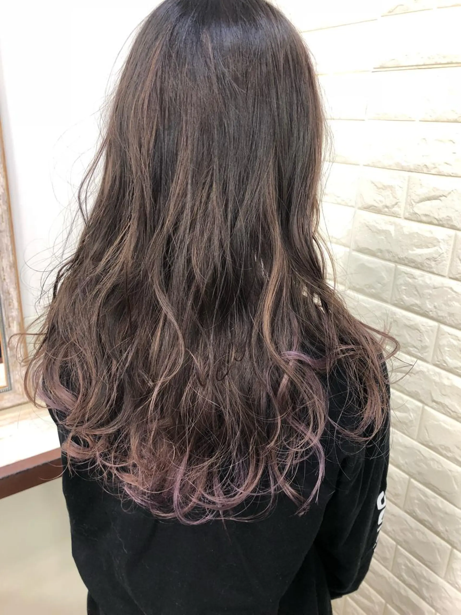 セミロング カラー デザインカラー ハイライトカラー ハイライト ヘアカラー トリートメント famille所属・famille ファミーユのヘアスタイル