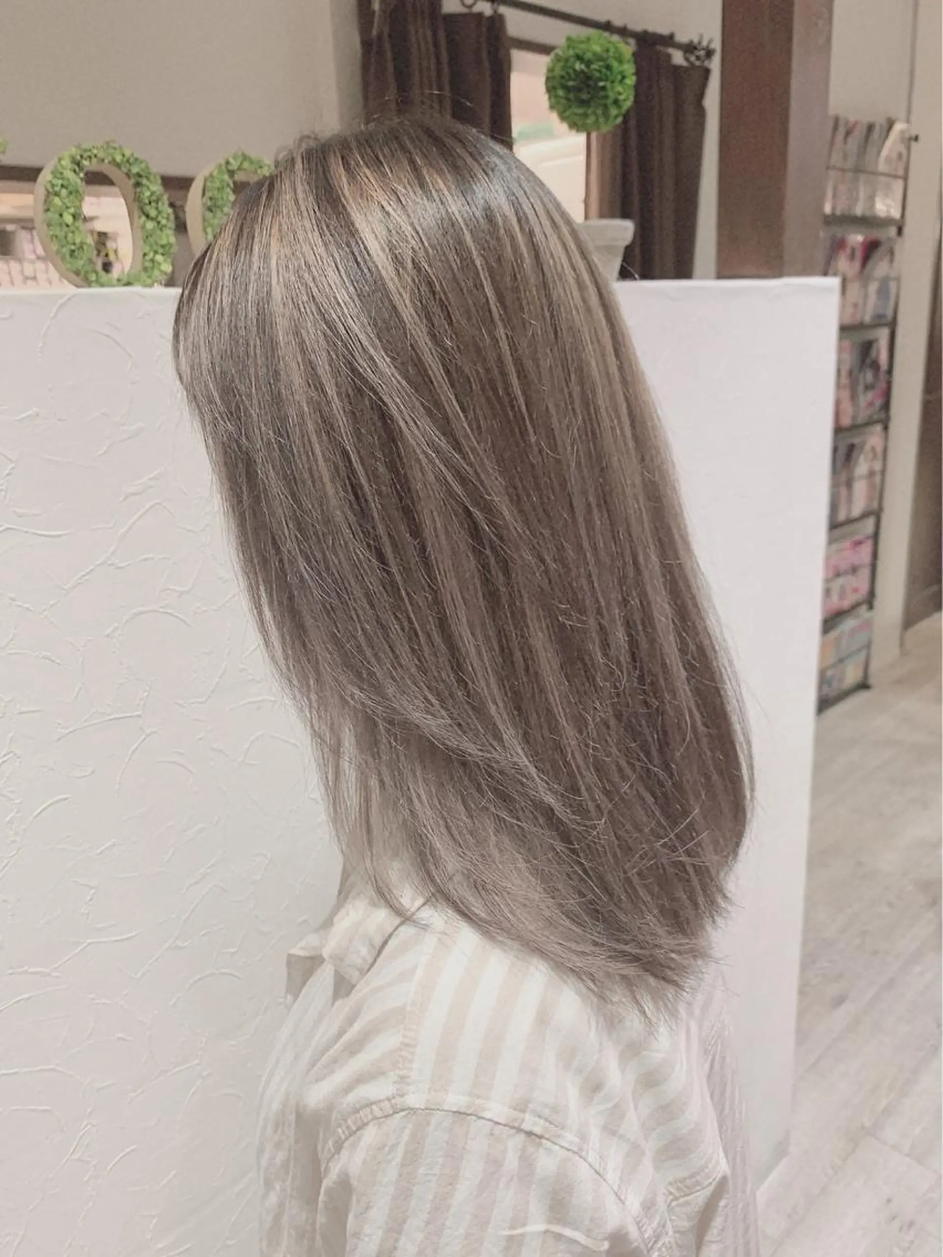 ミディアム ハイライト レイヤーカット THOiRY栄所属・三宅航平 モデル募集⭐️のヘアスタイル