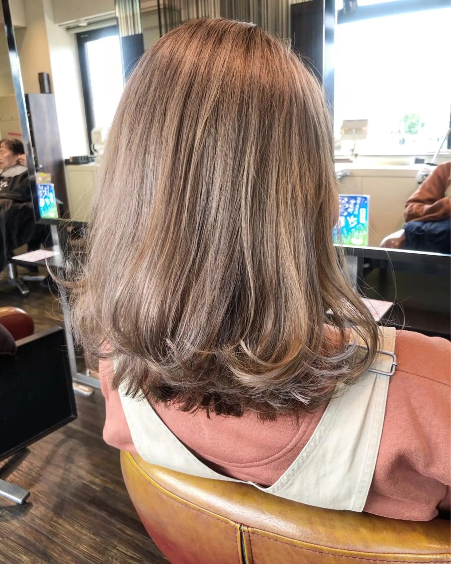 ミディアム カラー グレージュ 西本 夏美のヘアスタイル