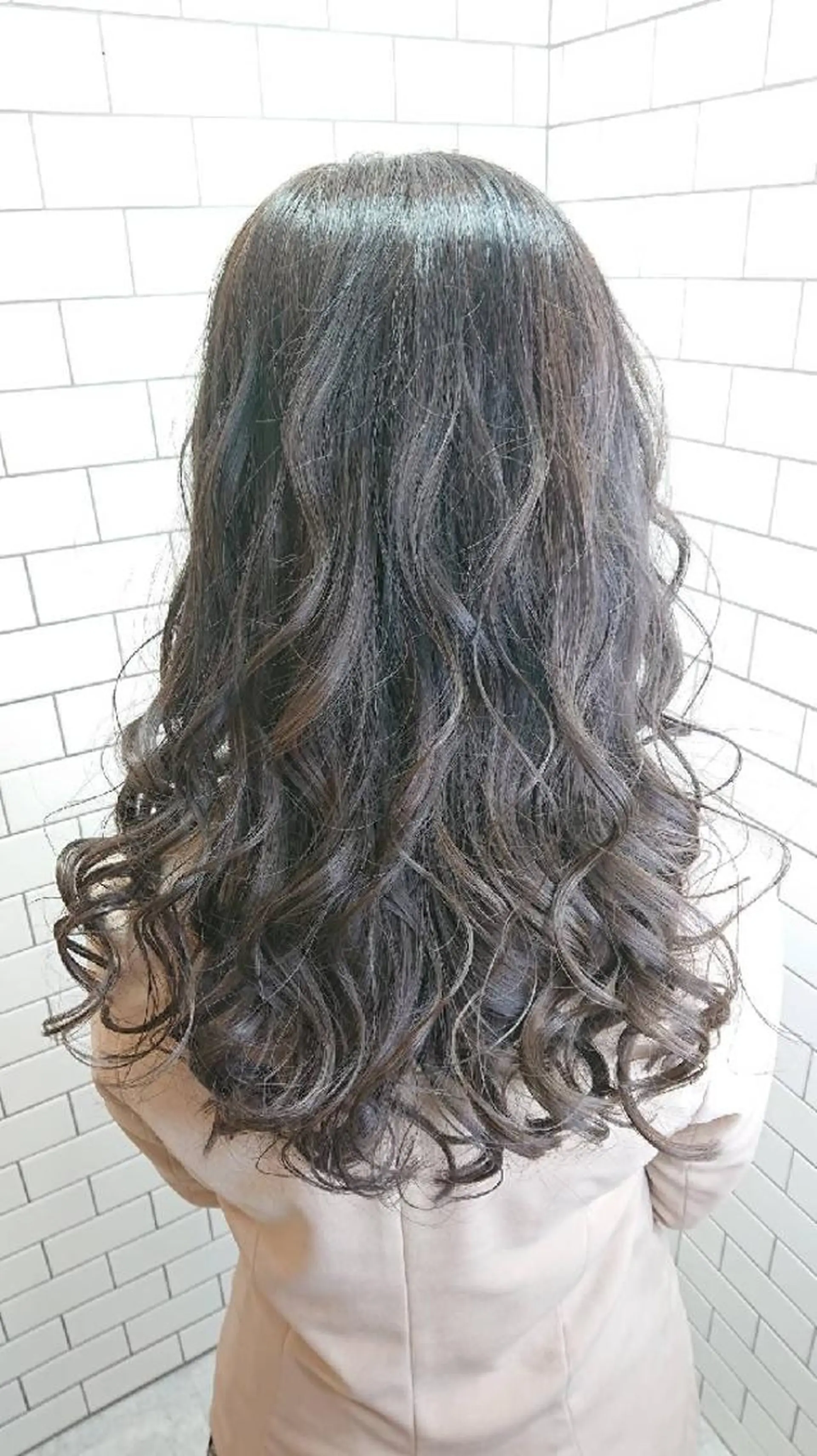 カラー ロング LUXBE GALLERY なんば駅前店所属・ラックスビーギャラリ ー AKICOのヘアスタイル