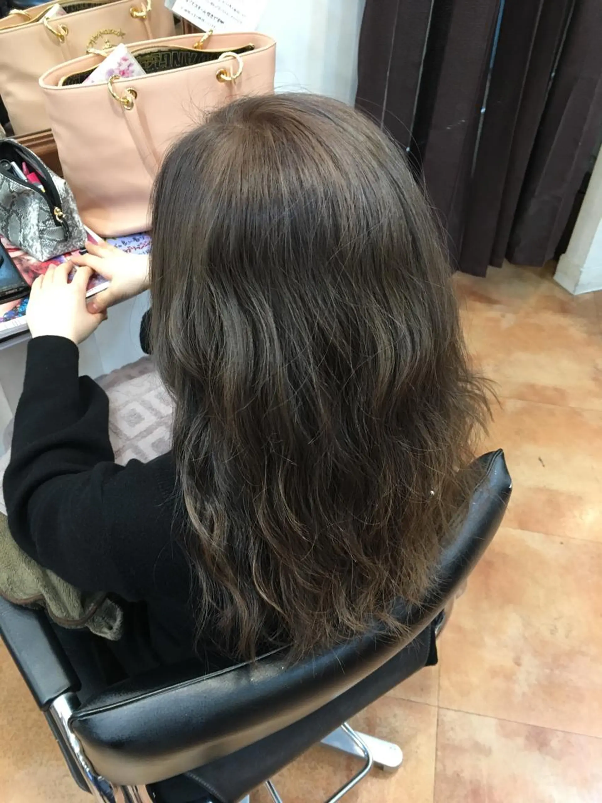 セミロング アッシュ ヘアカラー トリートメント LOCO Ko-kiのヘアスタイル