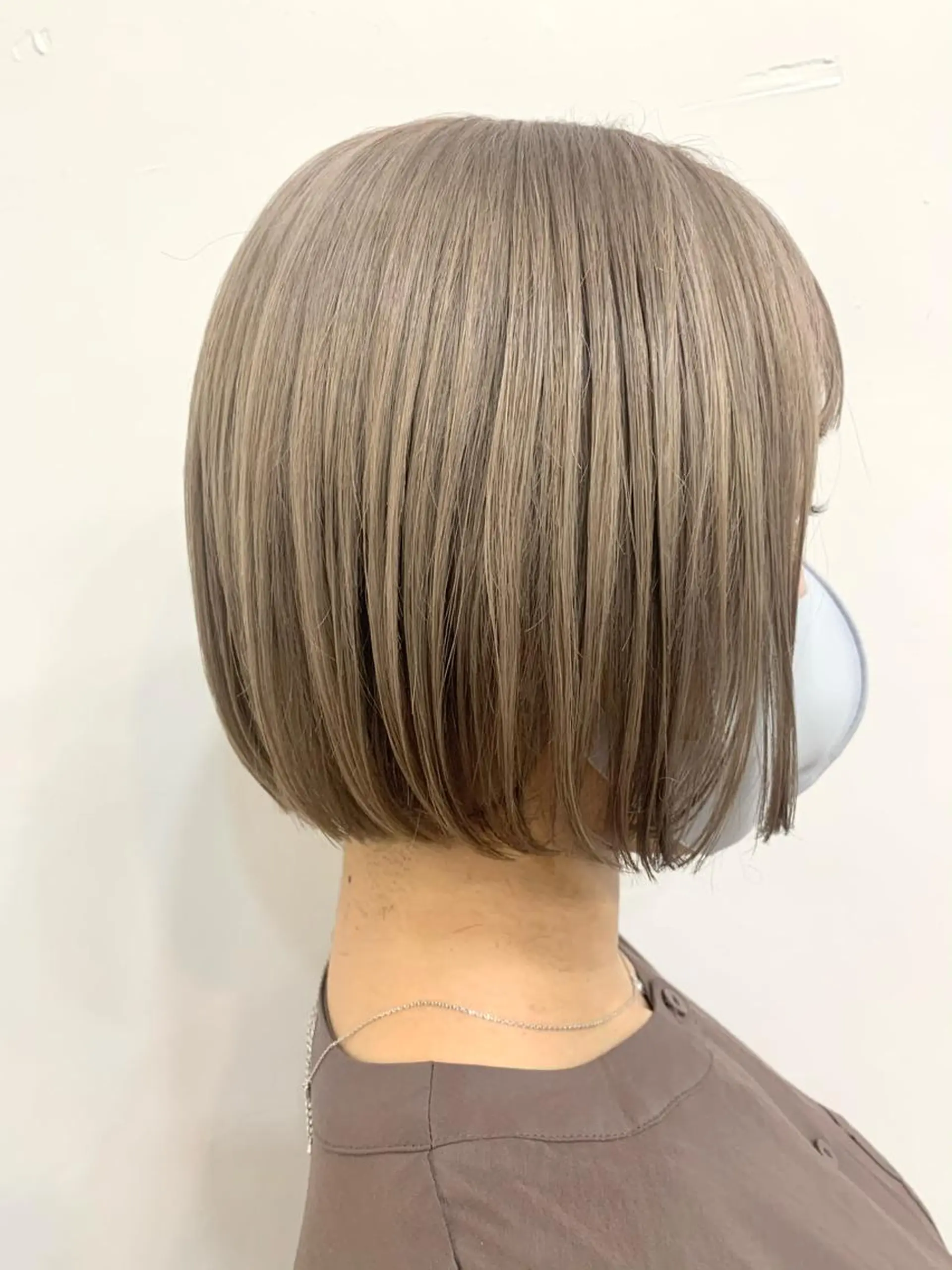 ミディアム カラー ベージュカラー シルバー シルバーベージュ ボブ ヘアカラー トリートメント chama レイヤーカットのヘアスタイル