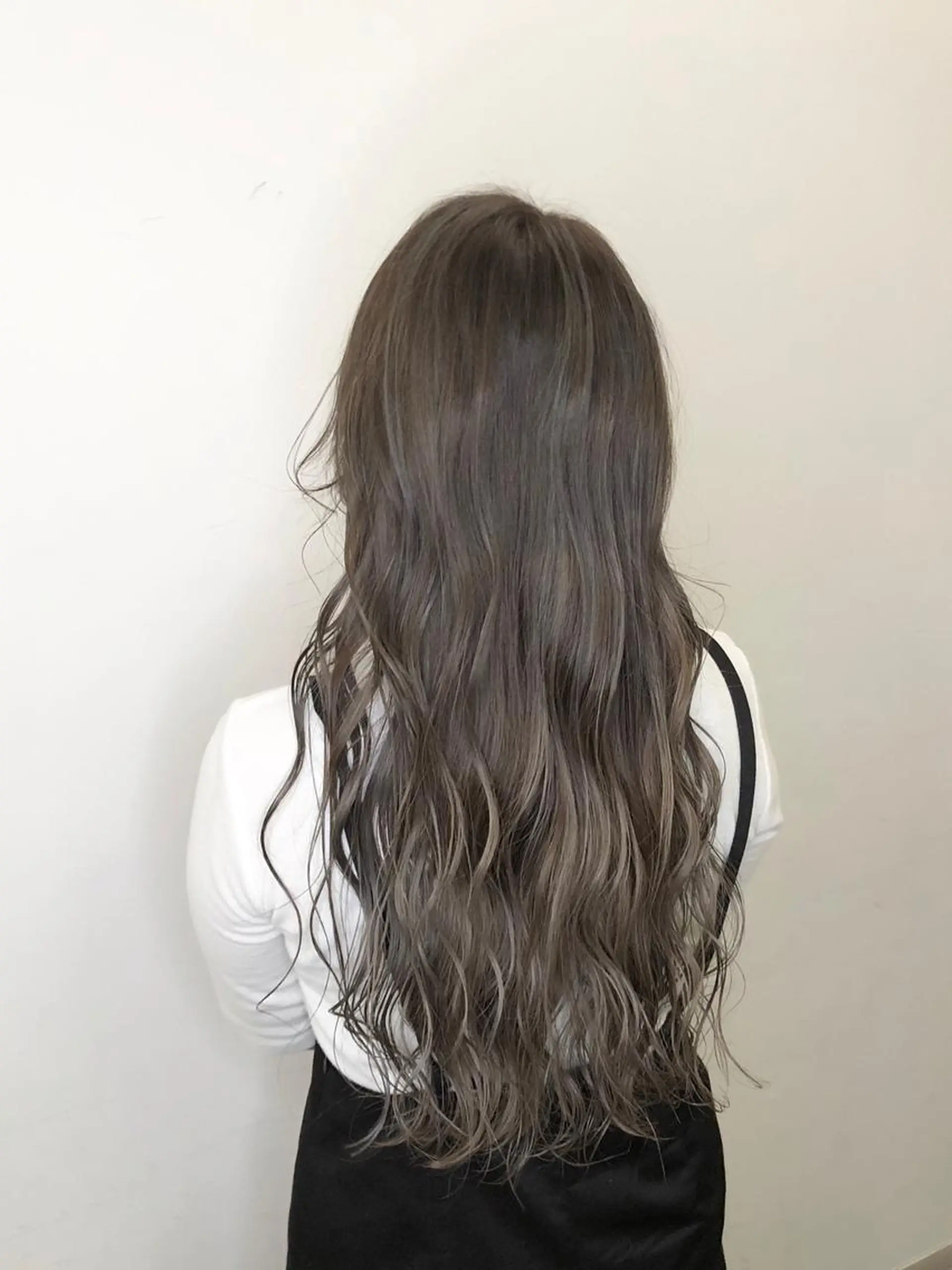 ロング カラー アッシュ アッシュグレー ブリーチ 透明感カラー ハイライトカラー brace今里店店長 加井直樹のヘアスタイル