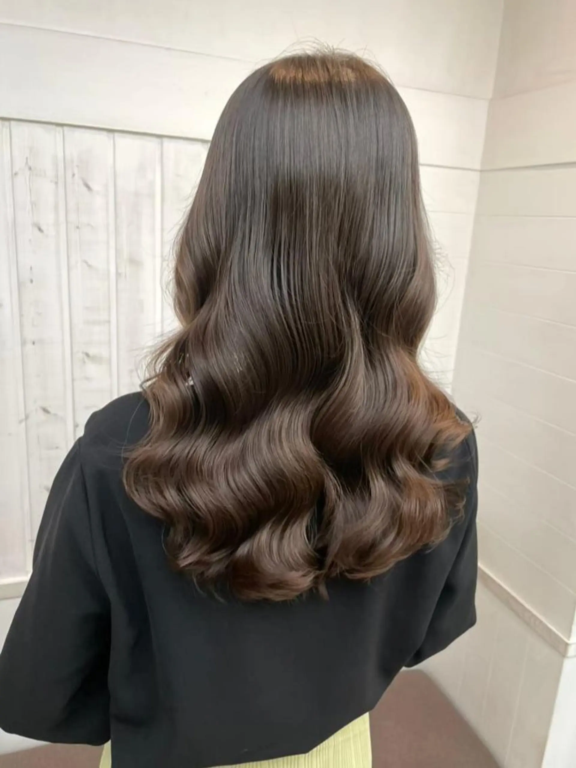 ミディアム パーマ カラー ミディアムパーマ アディクシーカラー アッシュ バレイヤージュ ミストバング カット ヘアカラー トリートメント 初めでも安心🌟 newi町田✂のヘアスタイル