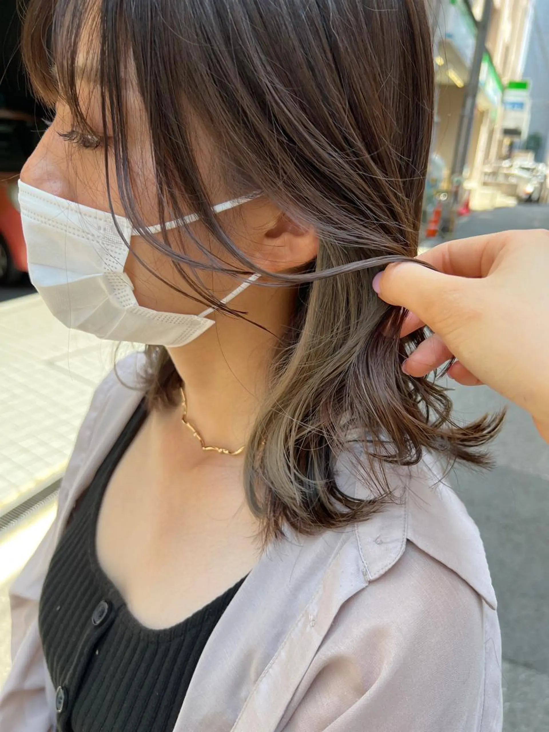 ミディアム カラー イヤリングカラー カット ヘアカラー ノイシキ サキのヘアスタイル