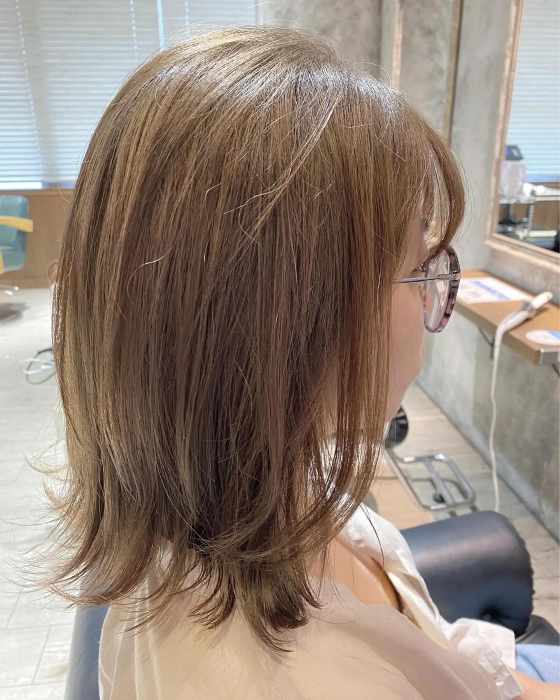 ミディアム カラー ヘアアレンジ ベージュカラー ブリーチ ミルクティーベージュ 外ハネヘア カット ヘアカラー 瀧尻 光のヘアスタイル