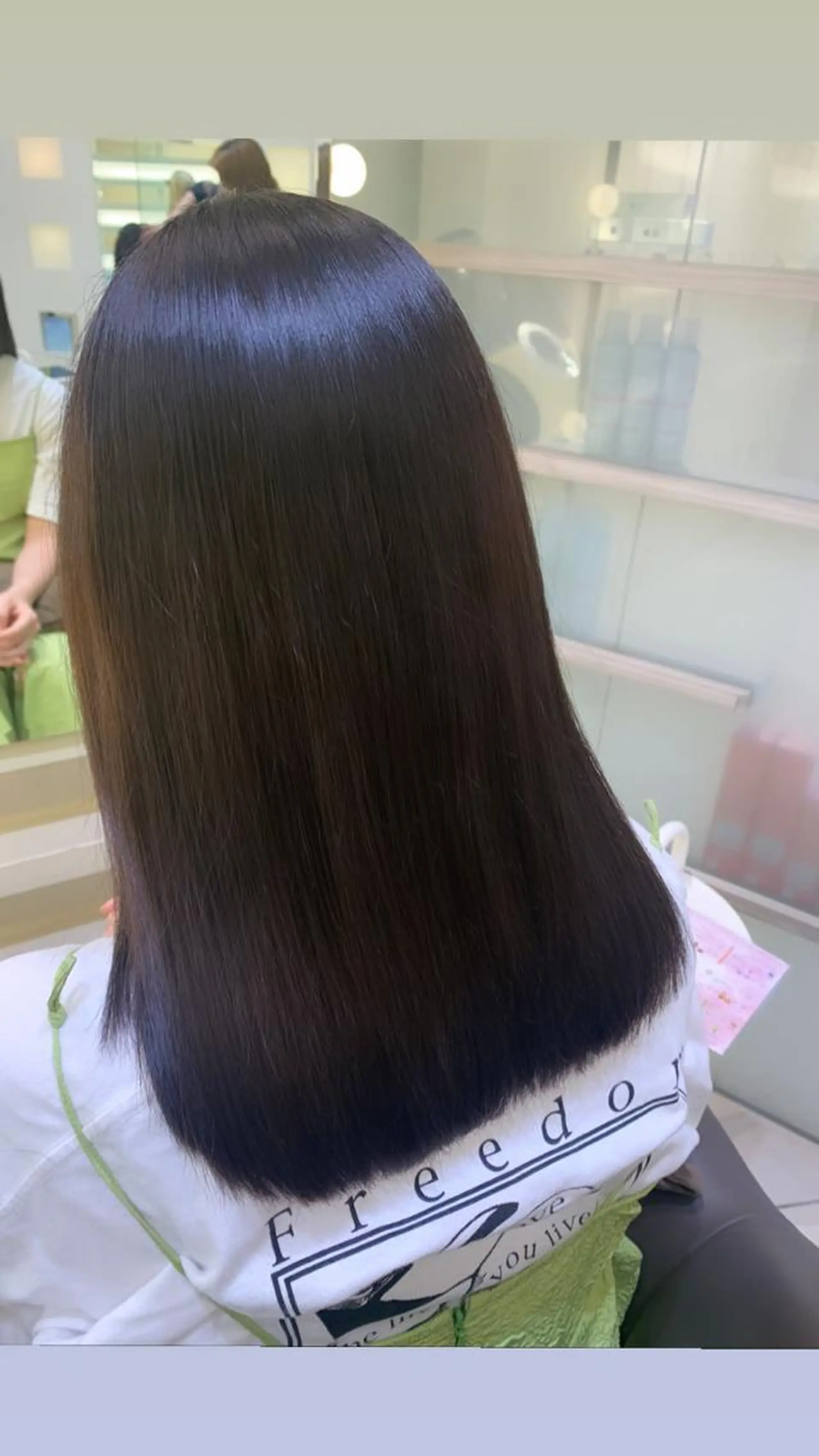 ミディアム カット ヘアカラー トリートメント 韓国レイヤー🪽 耳ツボジュエリーのヘアスタイル