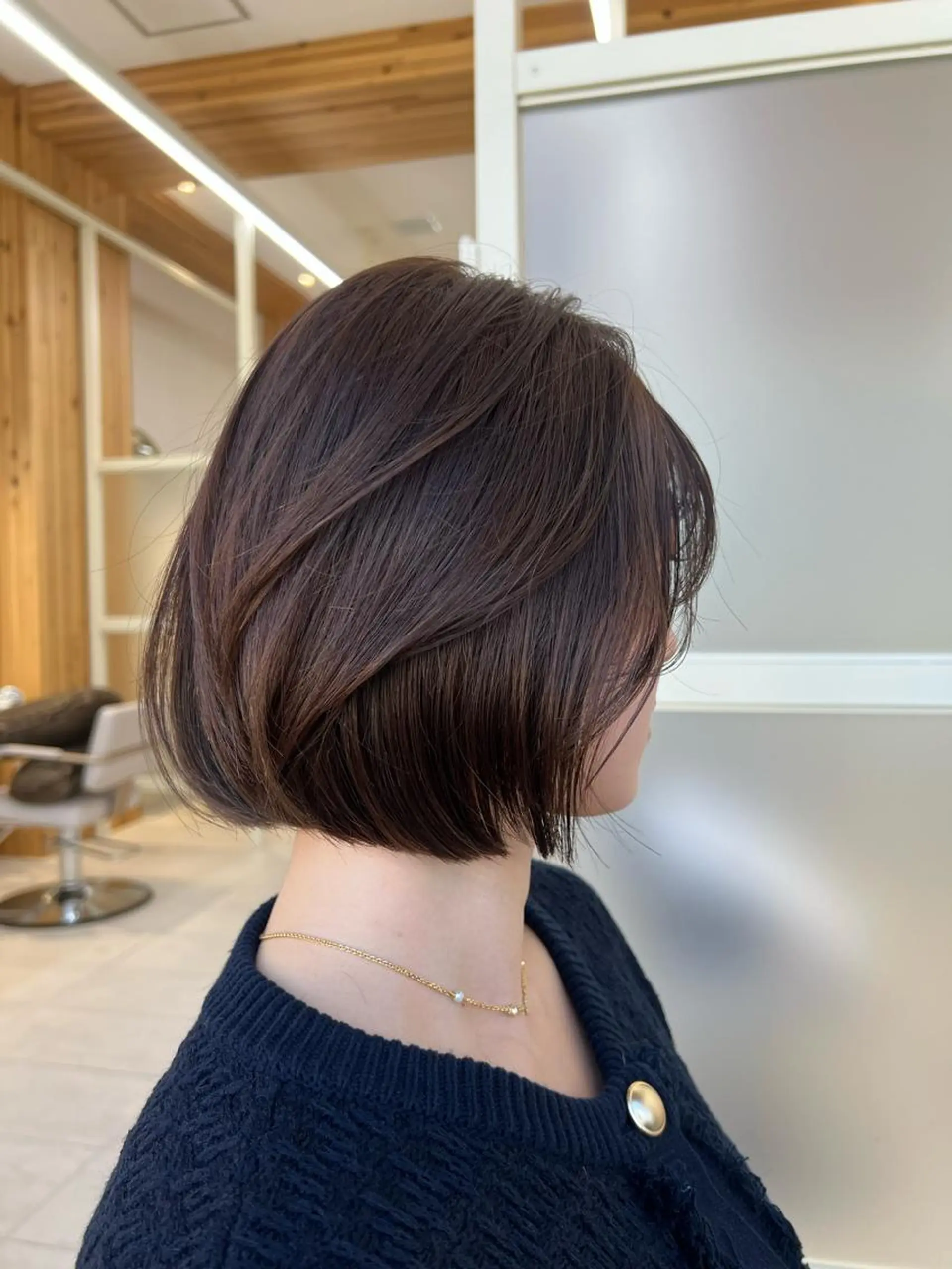 ショート カラー ミストバング グレージュ ボブ くびれヘア 斜めバング ヘアカラー トリートメント ニュアンスレイヤー ハイトーンカラーのヘアスタイル