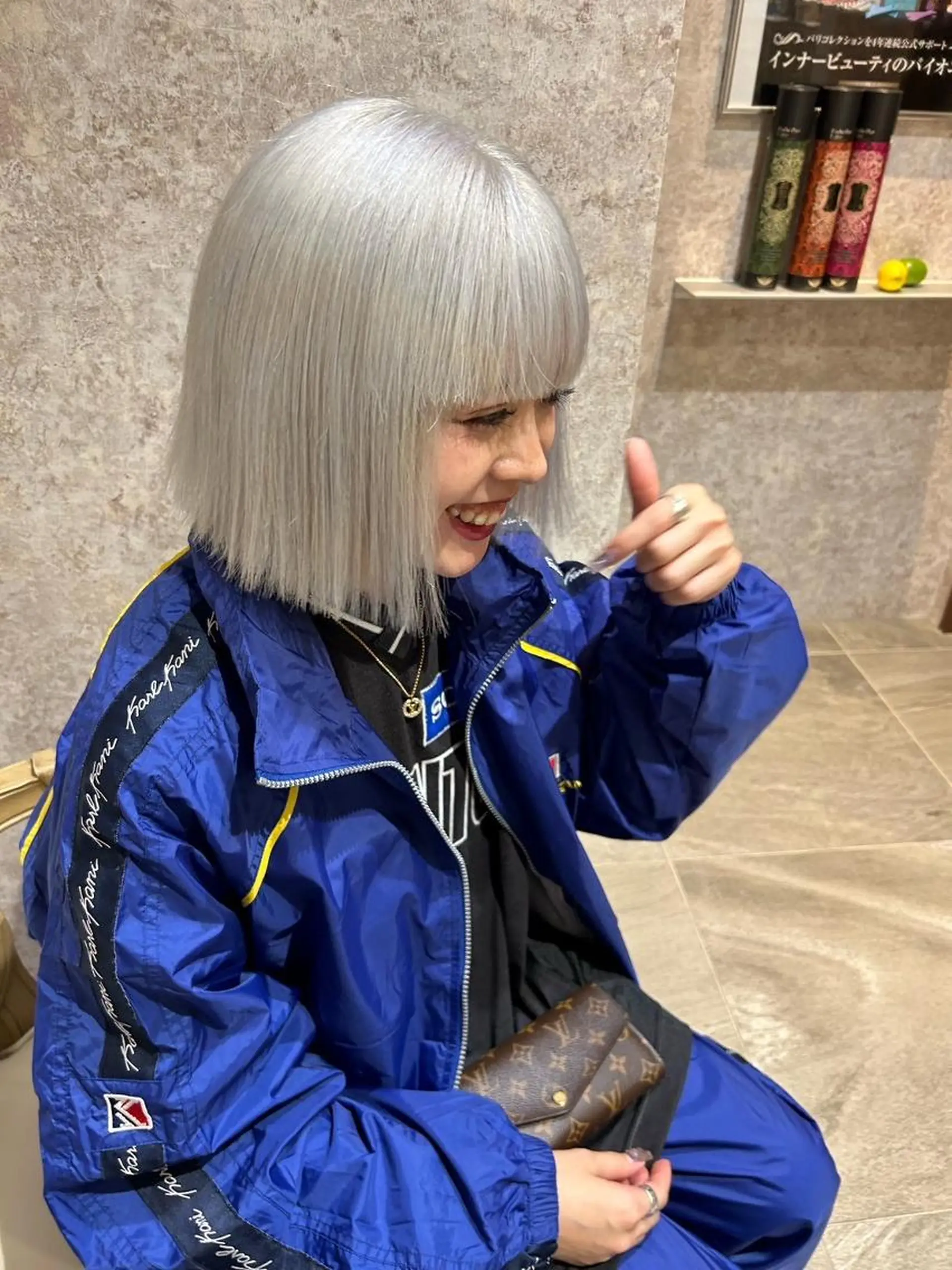 カラー ブリーチ ブロンド ハイトーンカラー シルバー ヘアカラー earth ノノカ 柔らかベージュカラーのヘアスタイル