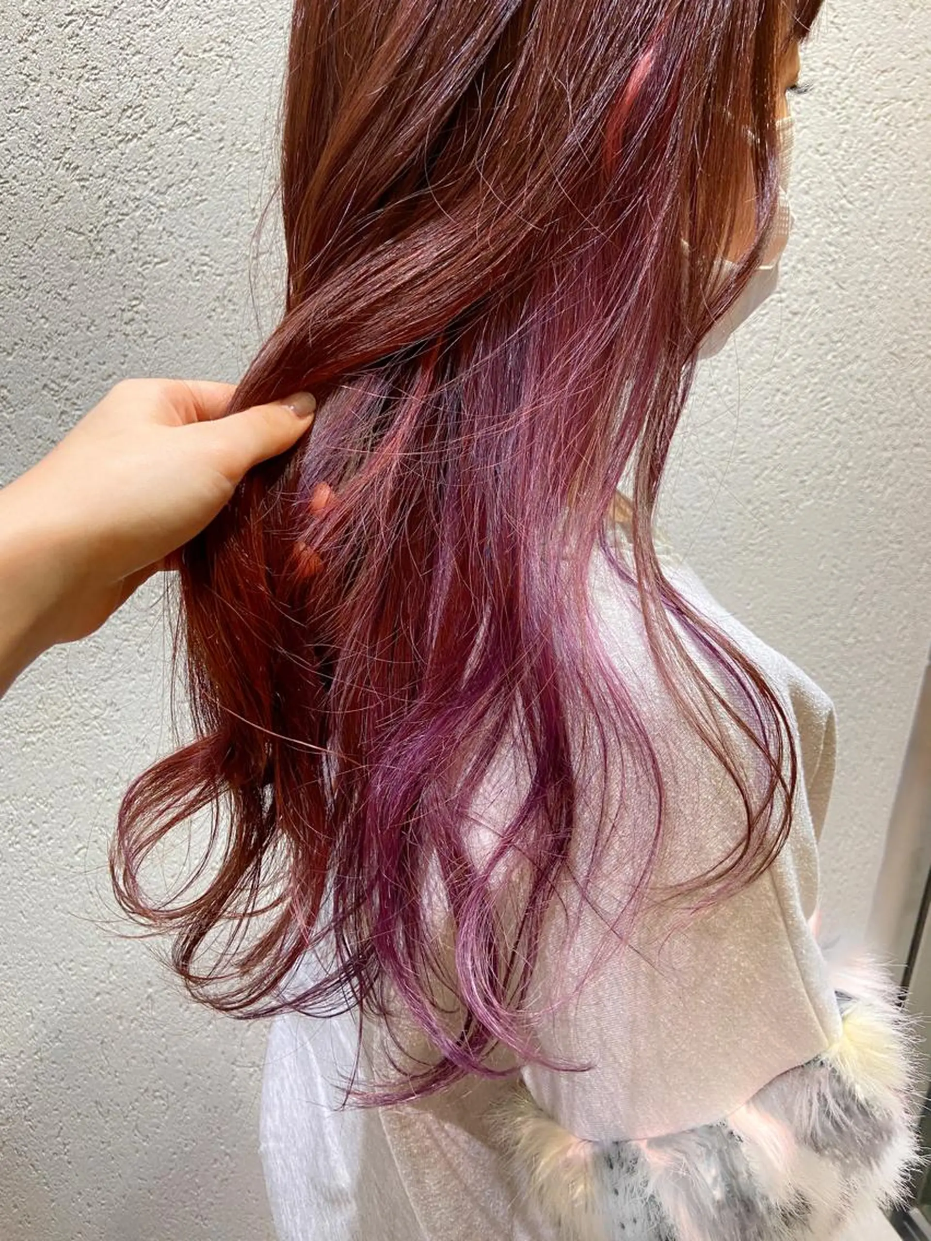 ロング カラー インナーカラー ピンクカラー ピンクパープル パープルカラー ノイシキ サキのヘアスタイル